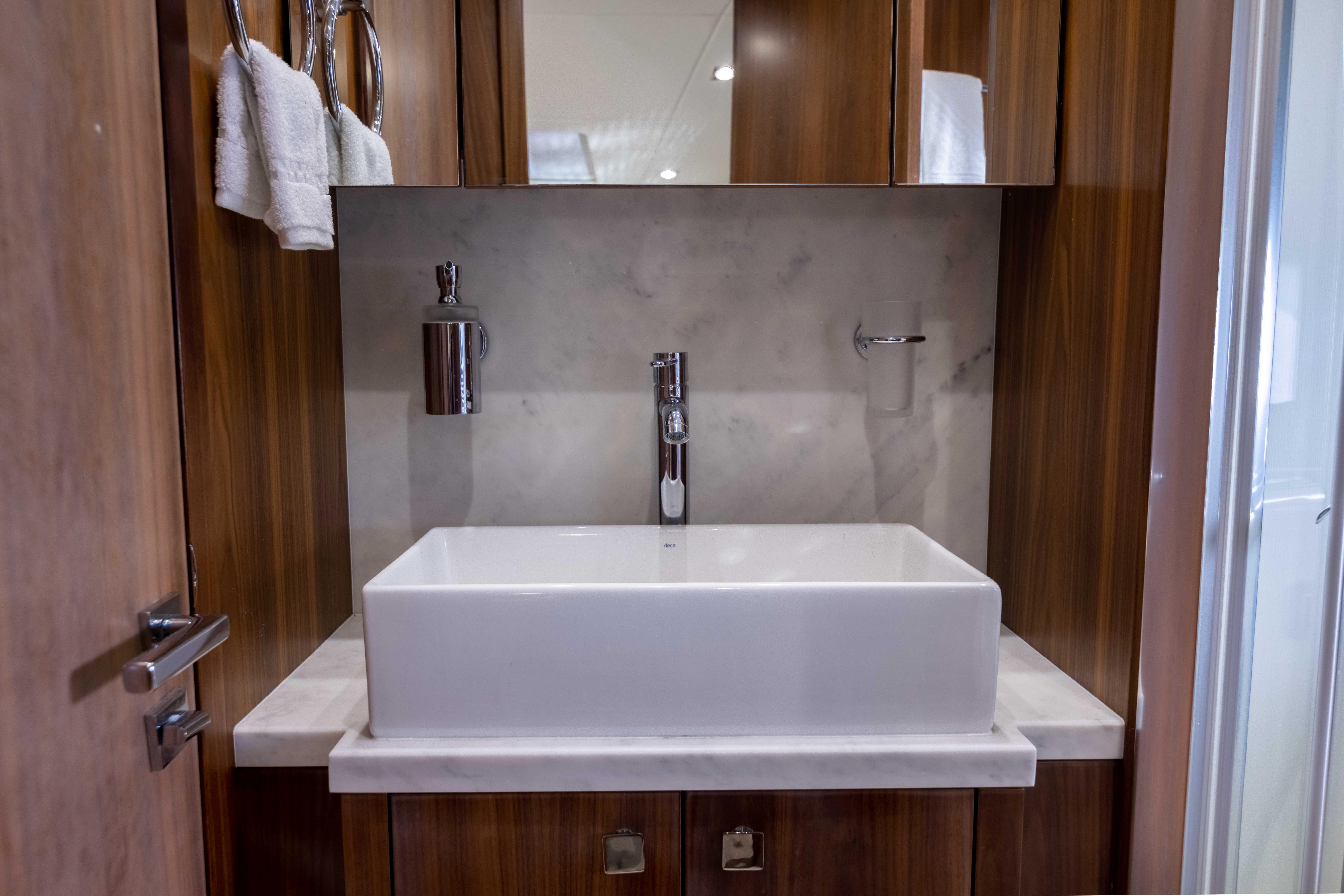 Sunseeker Predator 57 - Guest Head