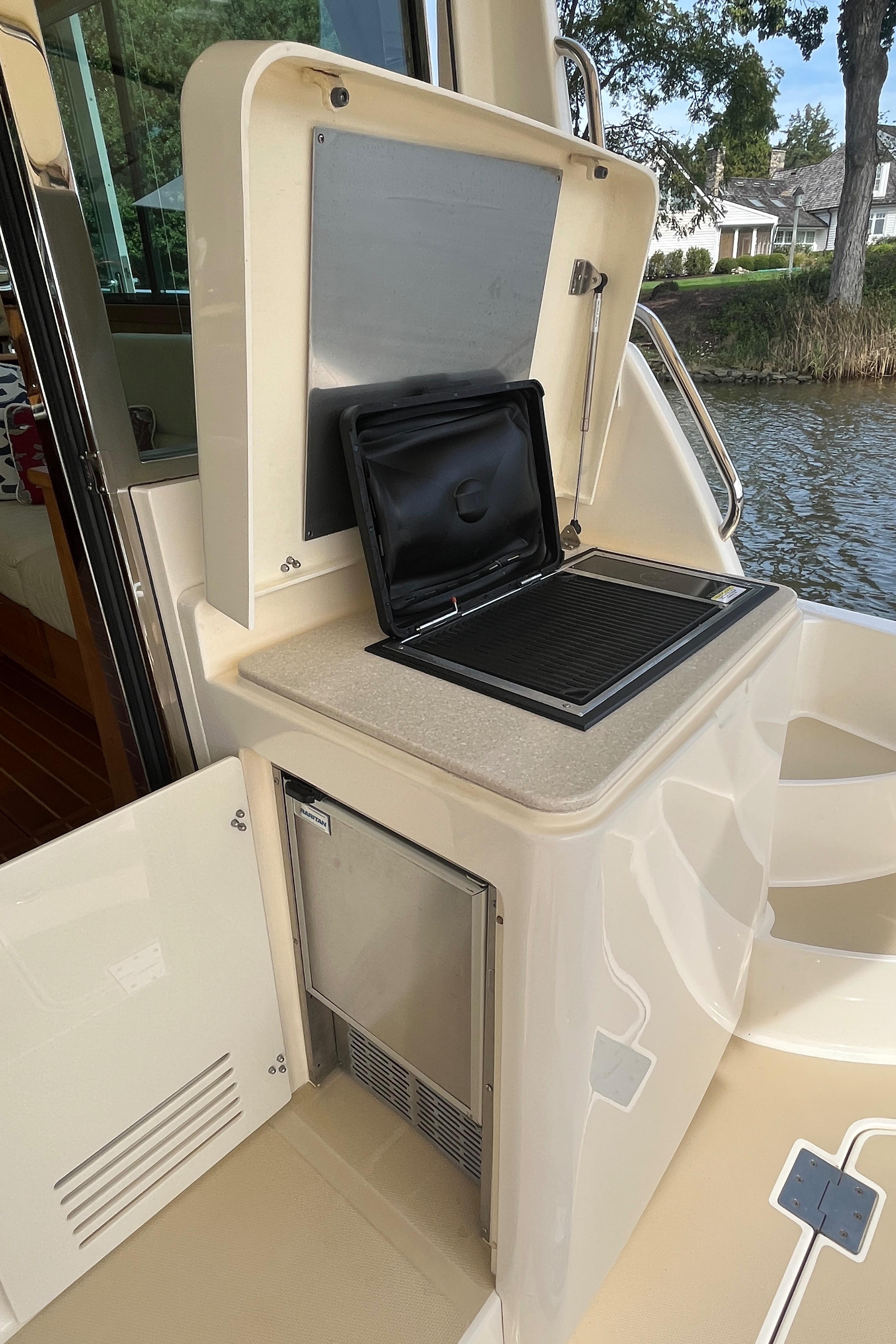 Cockpit Grill and Icemaker