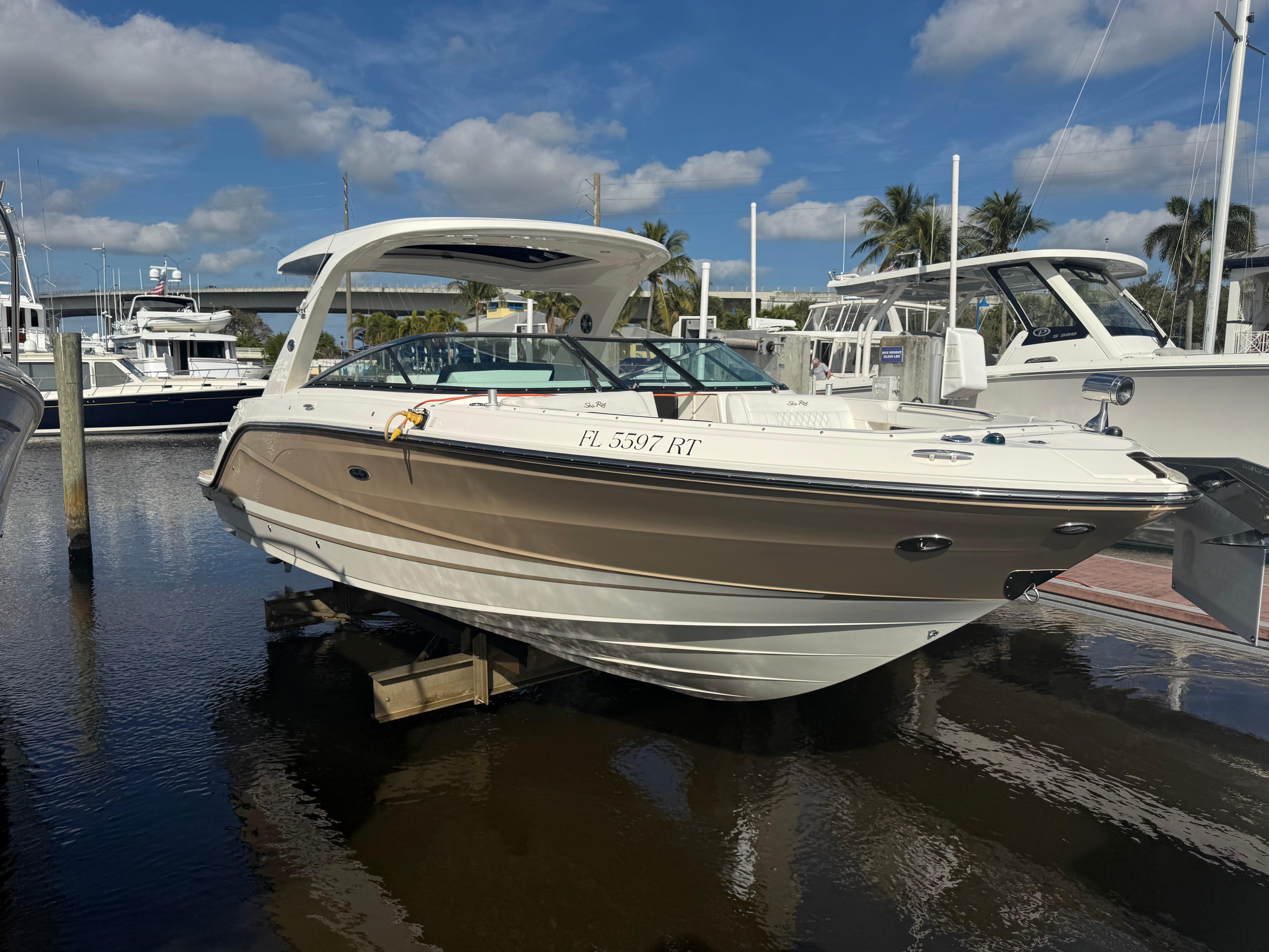 2019 Sea Ray SLX 310 Outboard