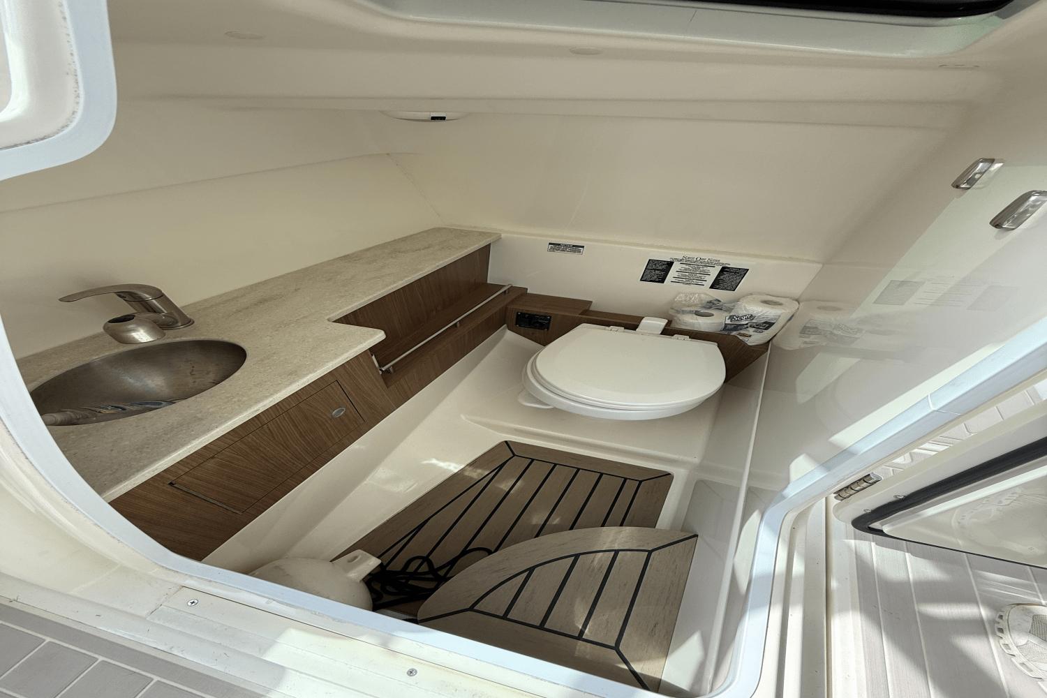 2015-boston-whaler-270-vantage-power-9850909-983933410-0-250620250858-1