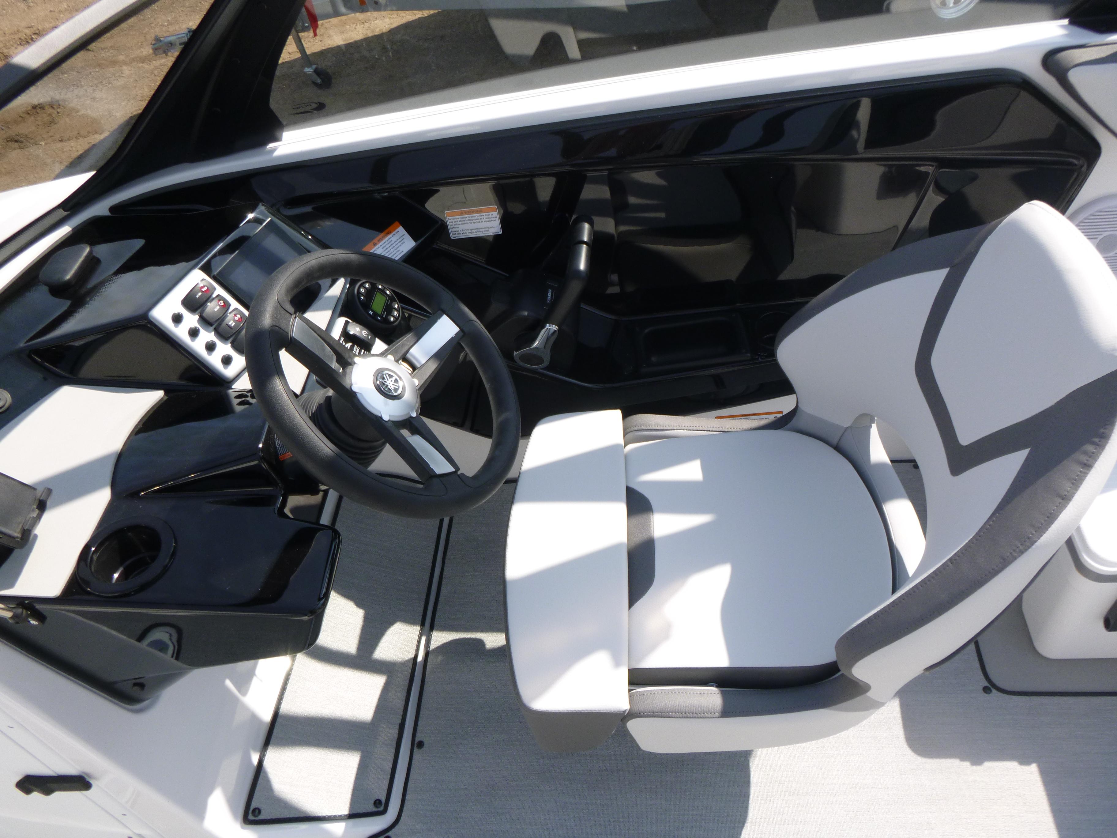 2025 Yamaha Boats AR220 Gallery