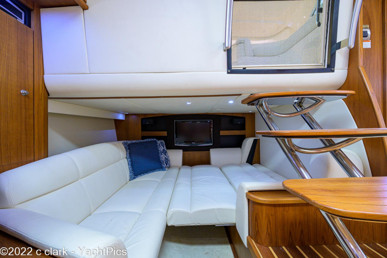 Tiara 39 - Lounge/Bed