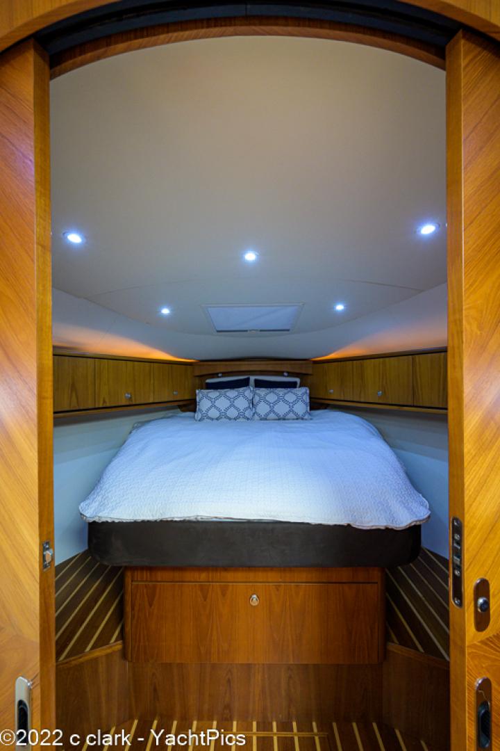 Tiara 39 - Forward Master Stateroom