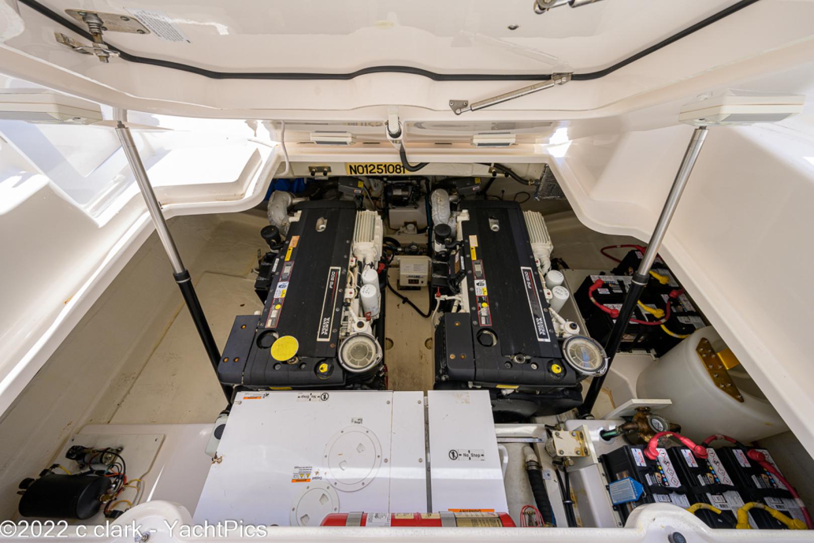 Tiara 39 - Engine room hatch