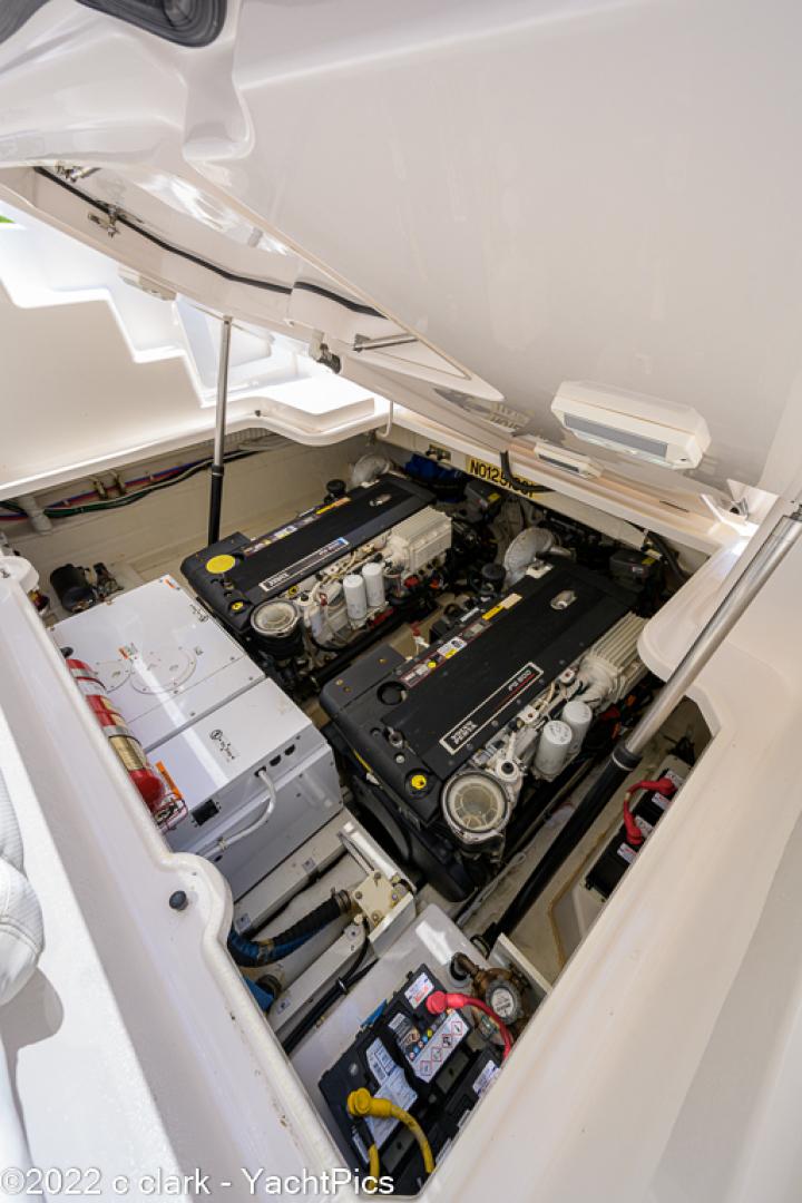 Tiara 39 - Engine room hatch