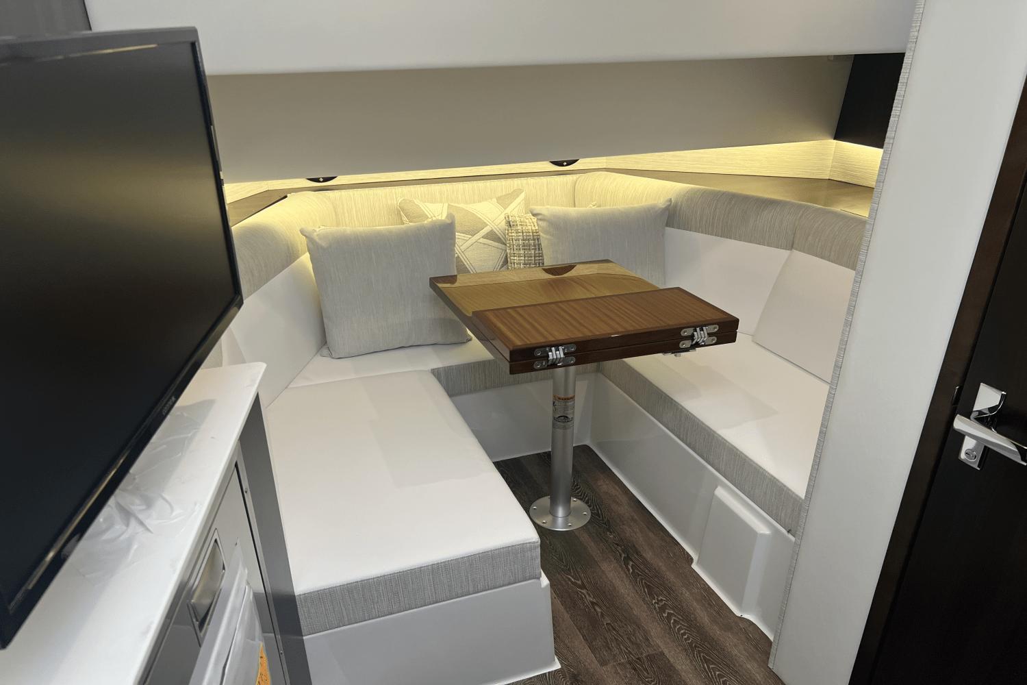 2025-cruisers-yachts-38gls--power-9309015-967419557-0-230820241012-24