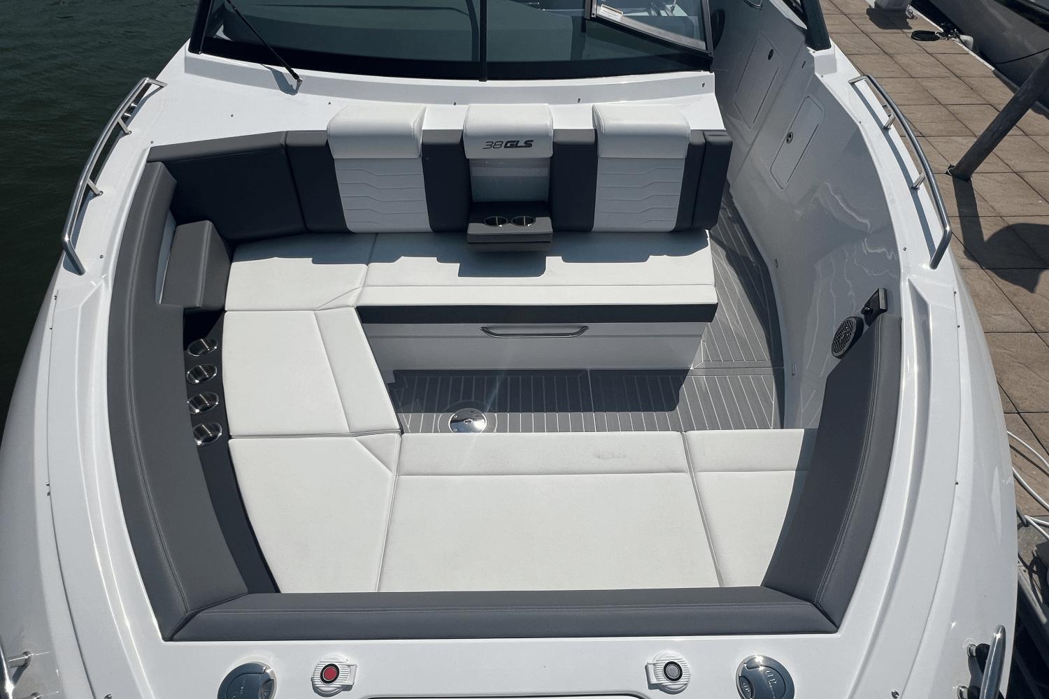 2025-cruisers-yachts-38gls--power-9309015-967419562-0-230820241012-29