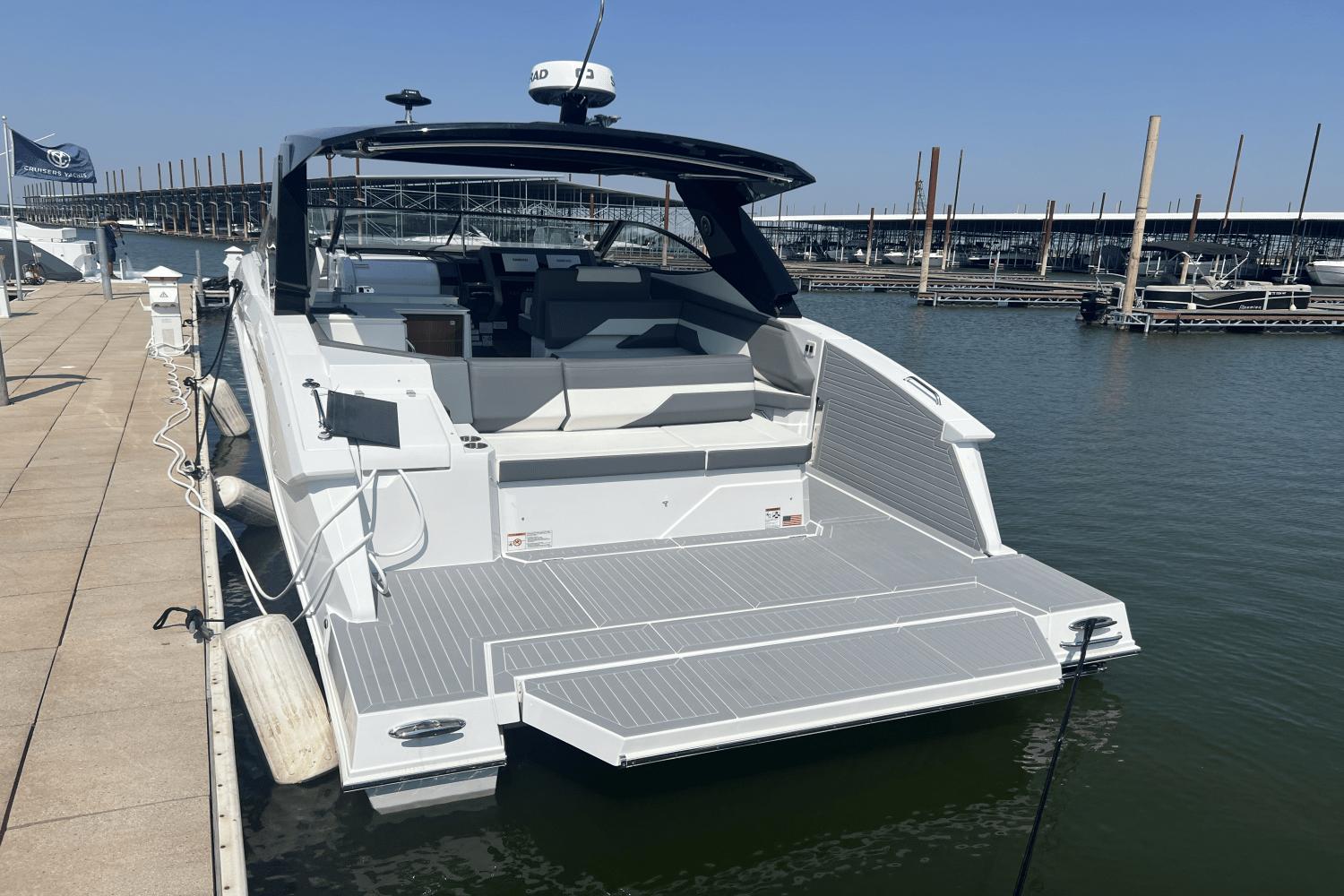 2025-cruisers-yachts-38gls--power-9309015-967419565-0-230820241011-19