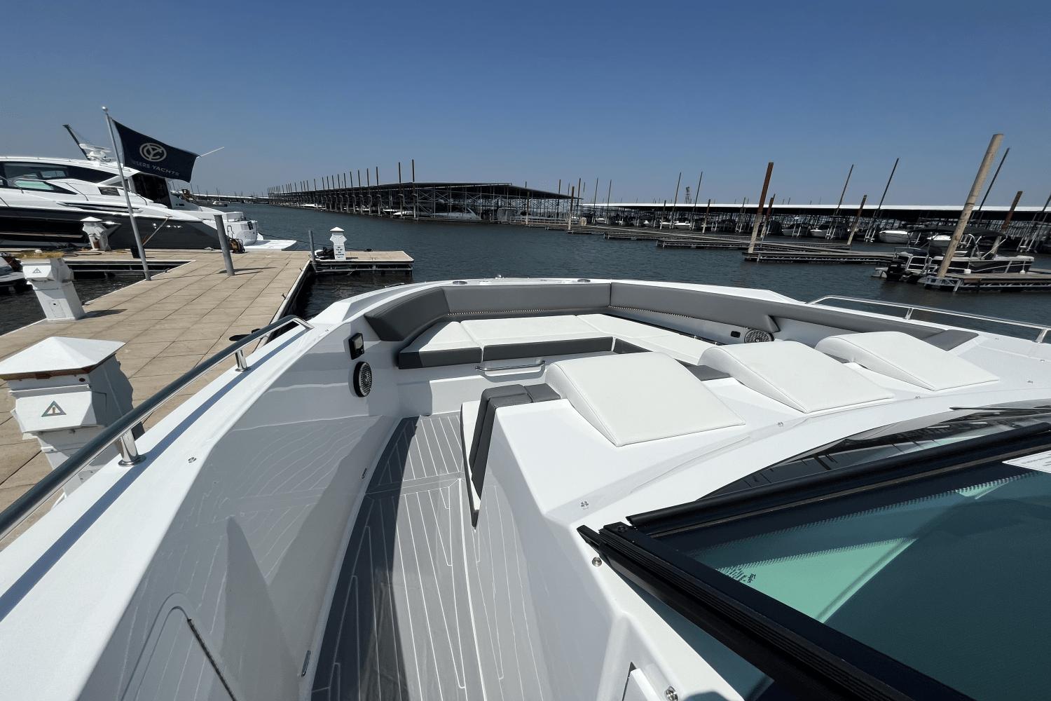 2025-cruisers-yachts-38gls--power-9309015-967424592-0-230820241140-23