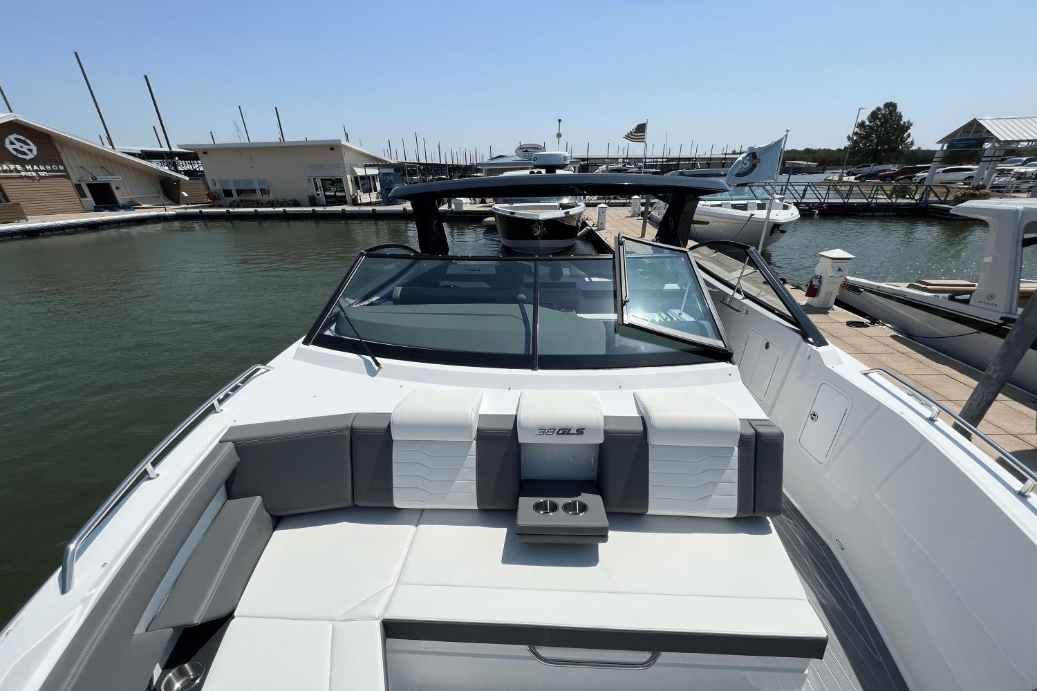 2025-cruisers-yachts-38gls--power-9309015-967424593-0-230820241140-26