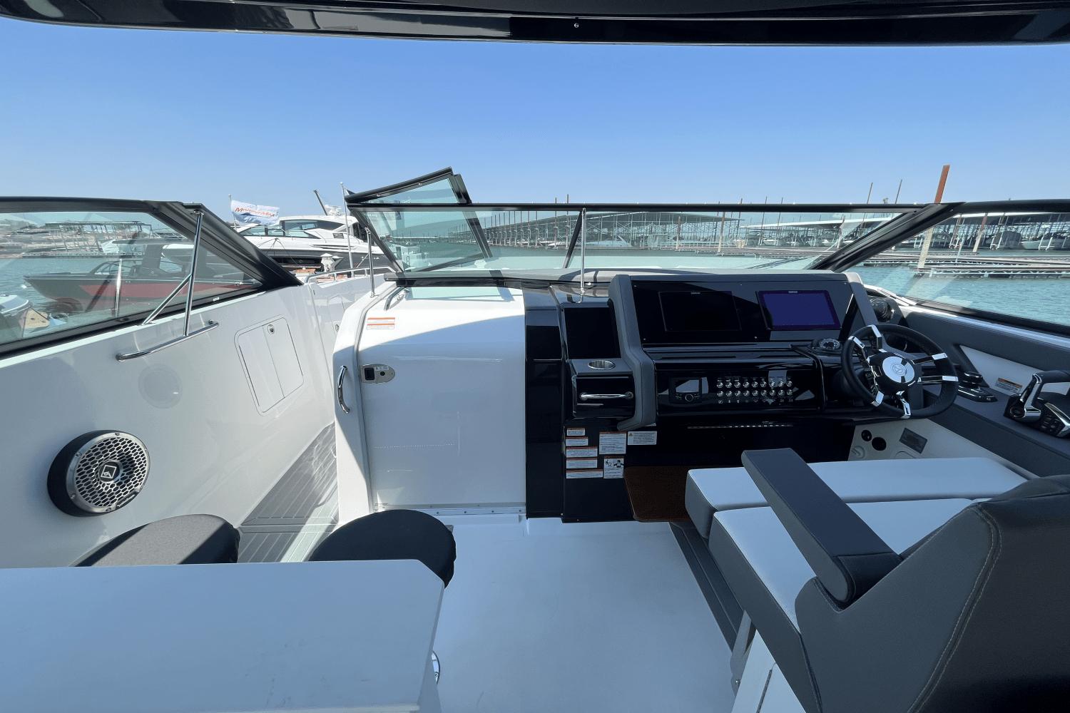 2025-cruisers-yachts-38gls--power-9309015-967424595-0-230820241140-16