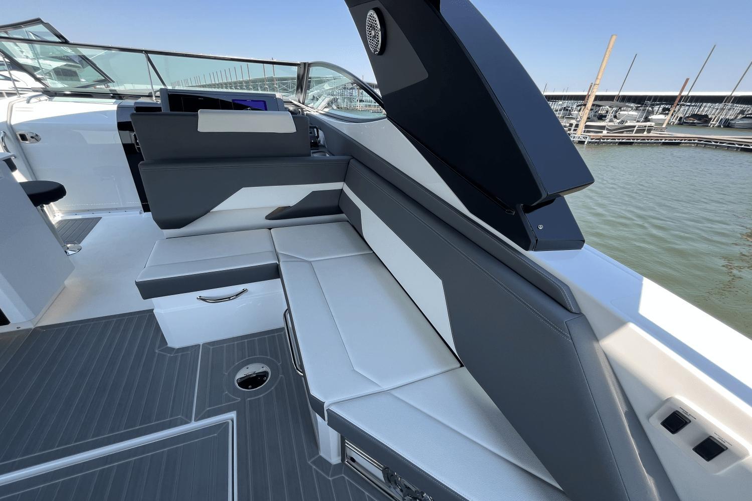 2025-cruisers-yachts-38gls--power-9309015-967424597-0-230820241140-11