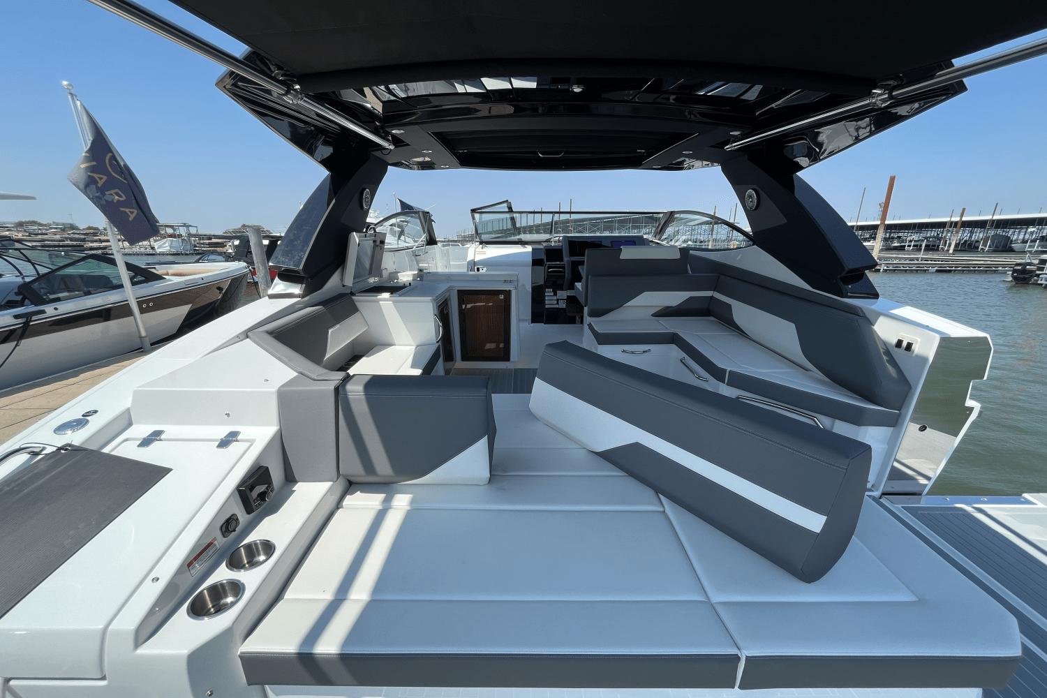 2025-cruisers-yachts-38gls--power-9309015-967424601-0-230820241140-10