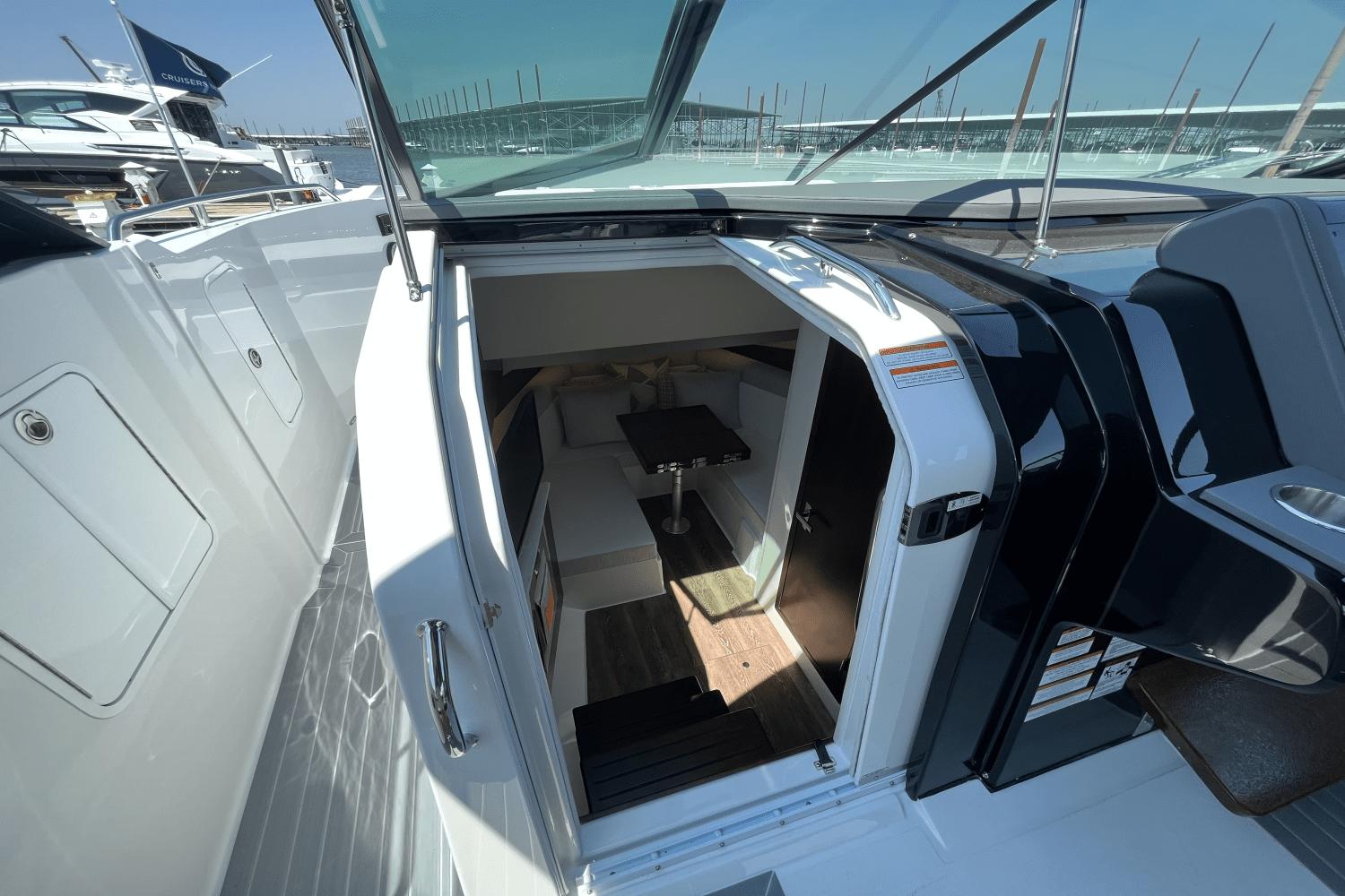 2025-cruisers-yachts-38gls--power-9309015-967424603-0-230820241140-28