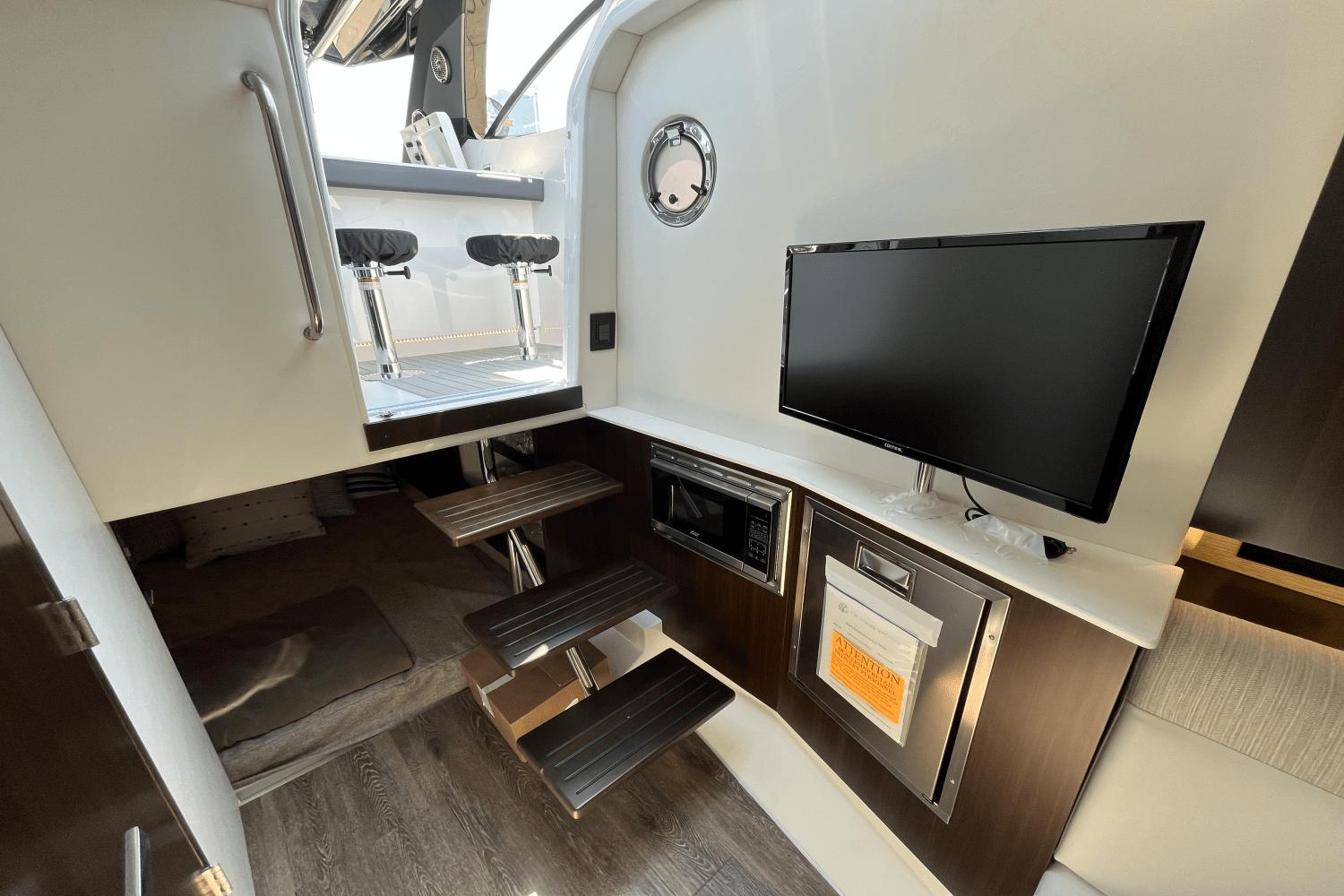 2025-cruisers-yachts-38gls--power-9309015-967424604-0-230820241140-30