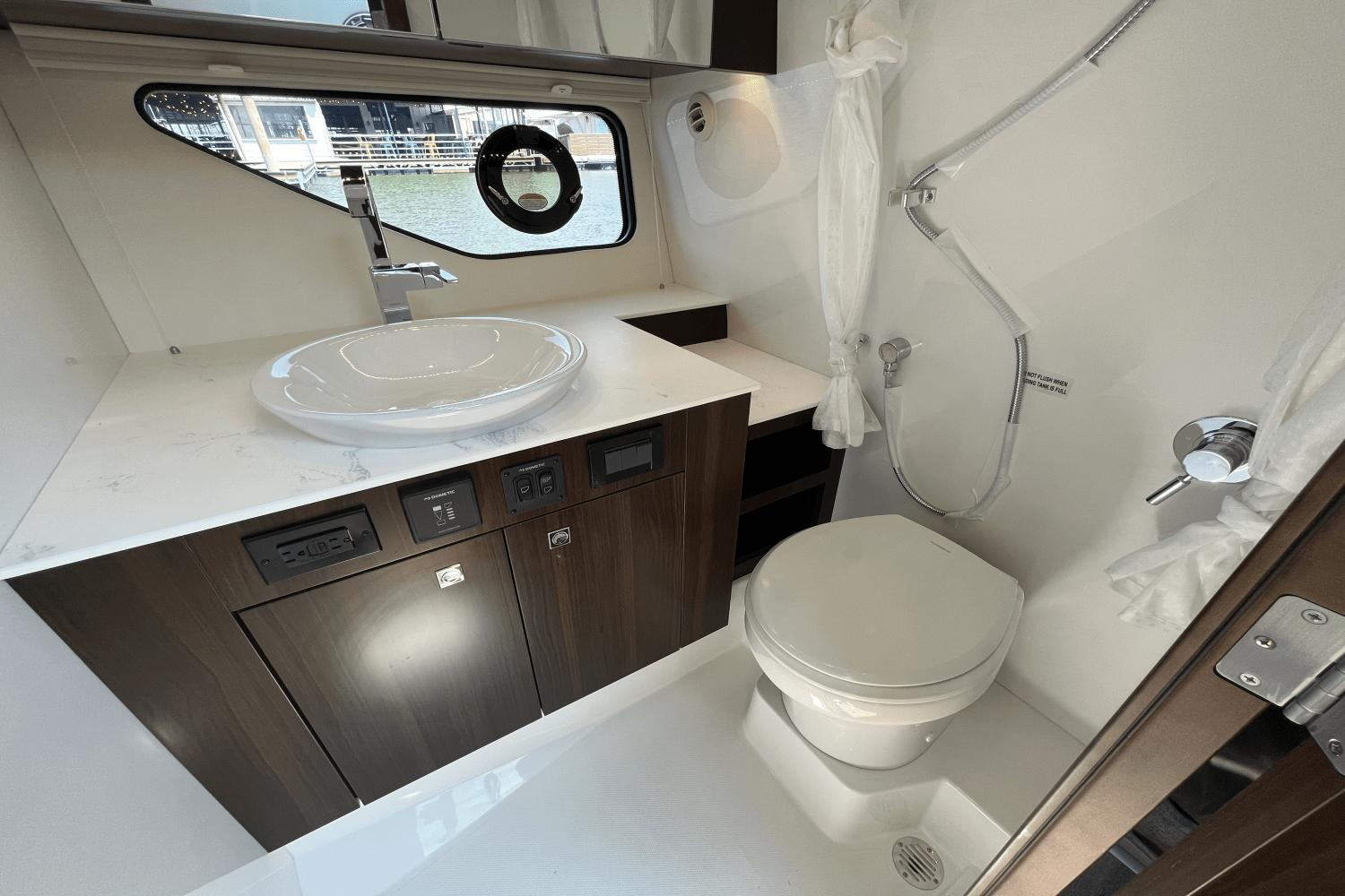 2025-cruisers-yachts-38gls--power-9309015-967424607-0-230820241140-34