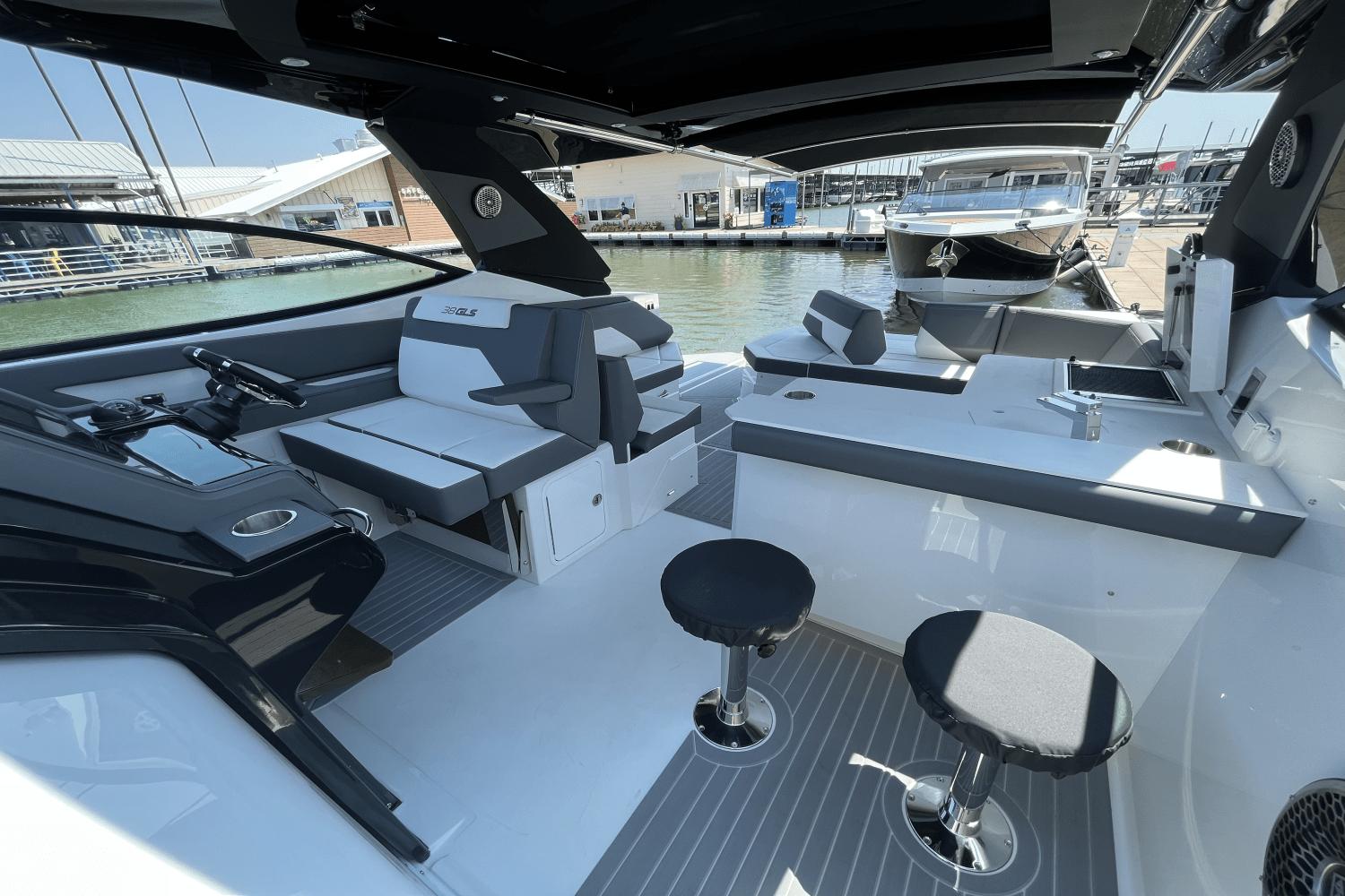 2025-cruisers-yachts-38gls--power-9309015-967424608-0-230820241140-22