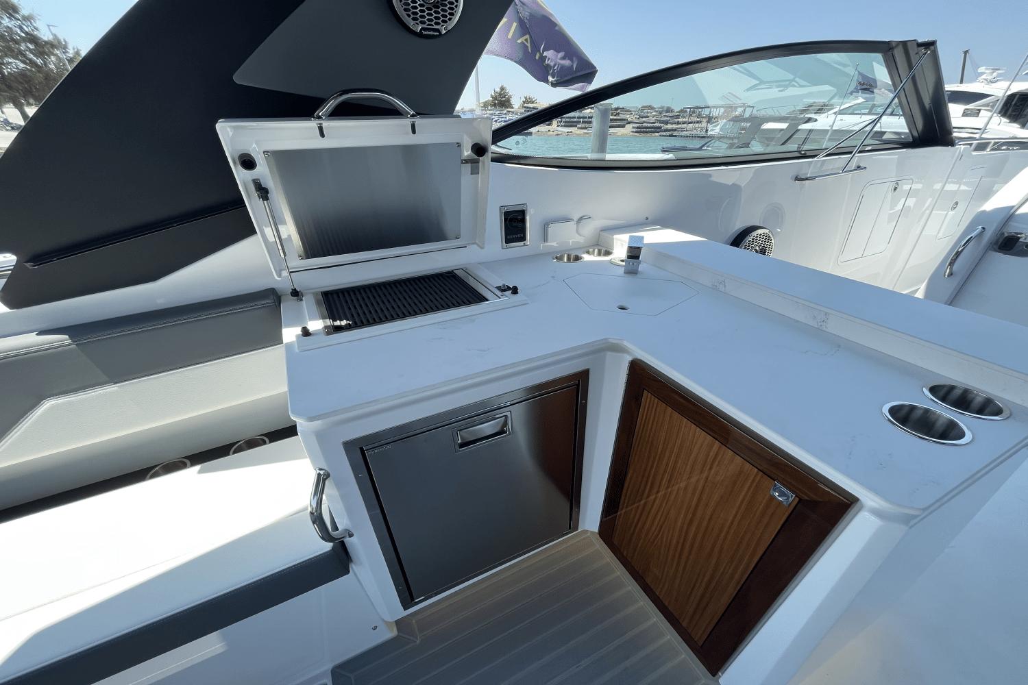 2025-cruisers-yachts-38gls--power-9309015-967424609-0-230820241140-13