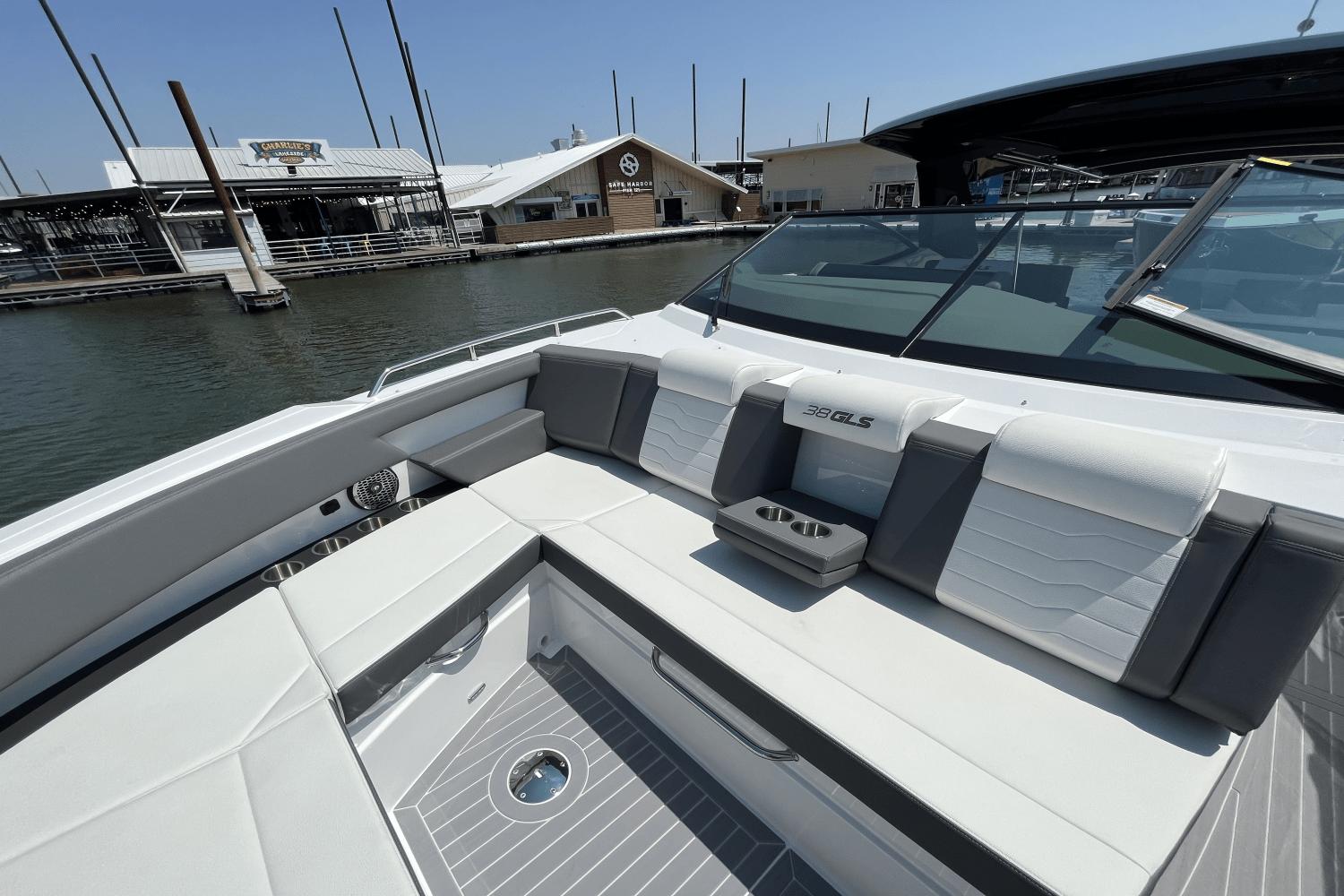 2025-cruisers-yachts-38gls--power-9309015-967424611-0-230820241140-25