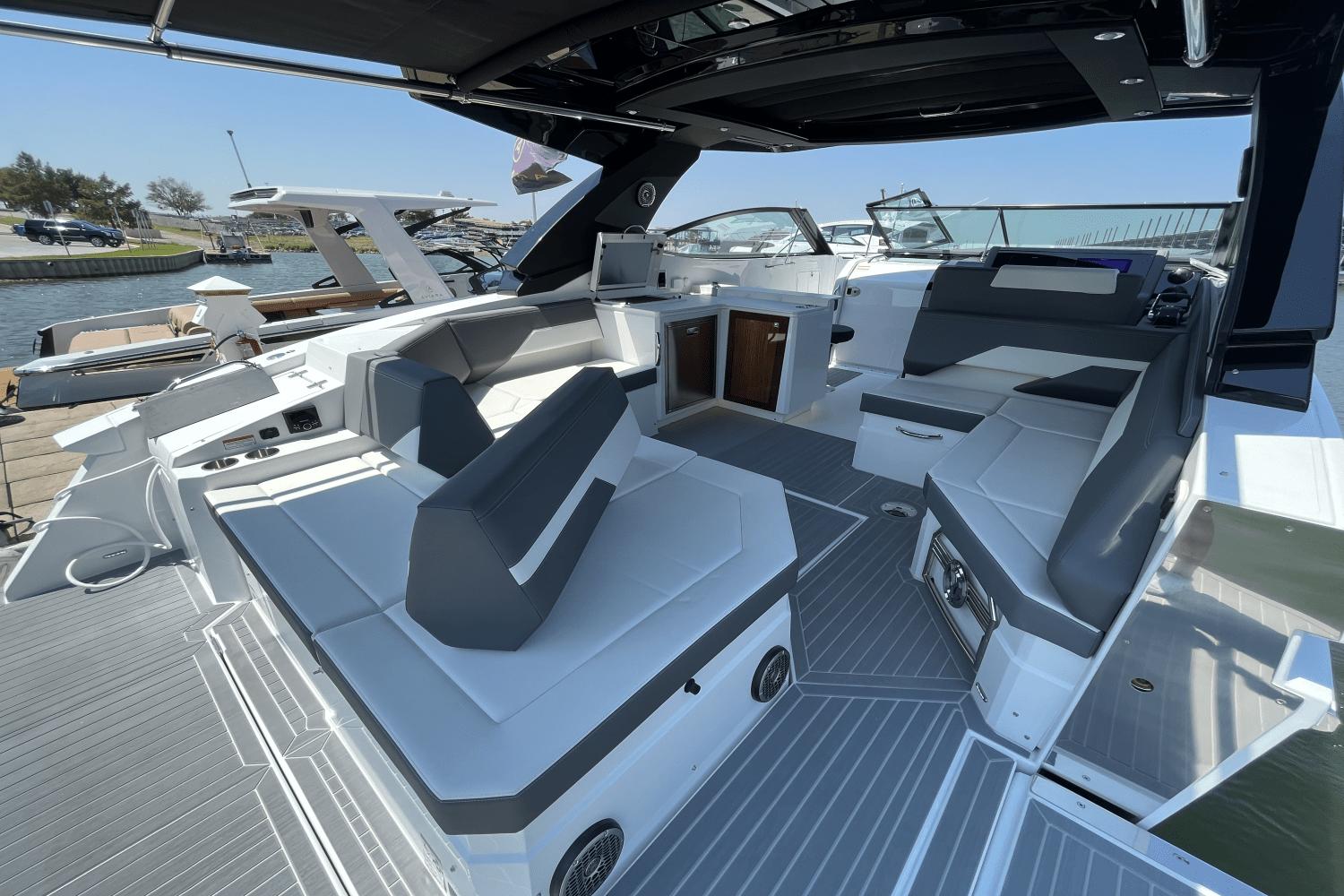 2025-cruisers-yachts-38gls--power-9309015-967424612-0-230820241140-9