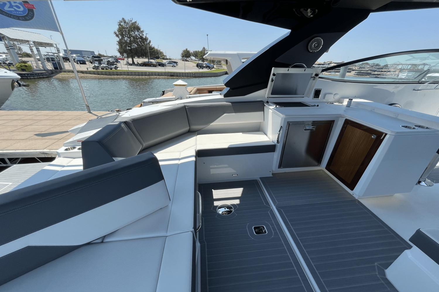 2025-cruisers-yachts-38gls--power-9309015-967424613-0-230820241140-12