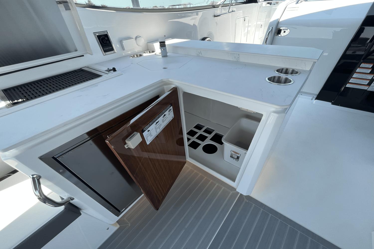2025-cruisers-yachts-38gls--power-9309015-967424614-0-230820241140-14