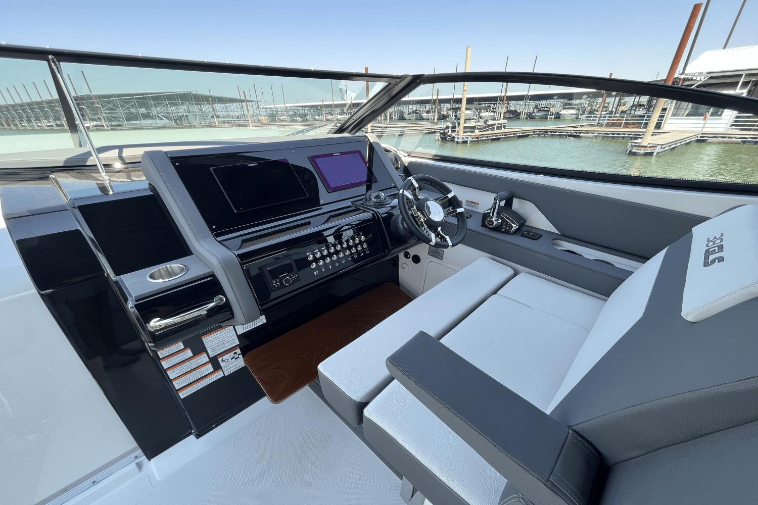 2025-cruisers-yachts-38gls--power-9309015-967424616-0-230820241140-17