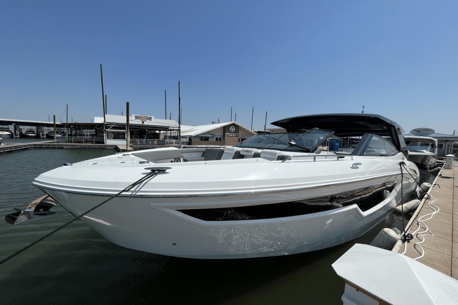 2025-cruisers-yachts-38gls--power-9309015-967424618-0-230820241140-1