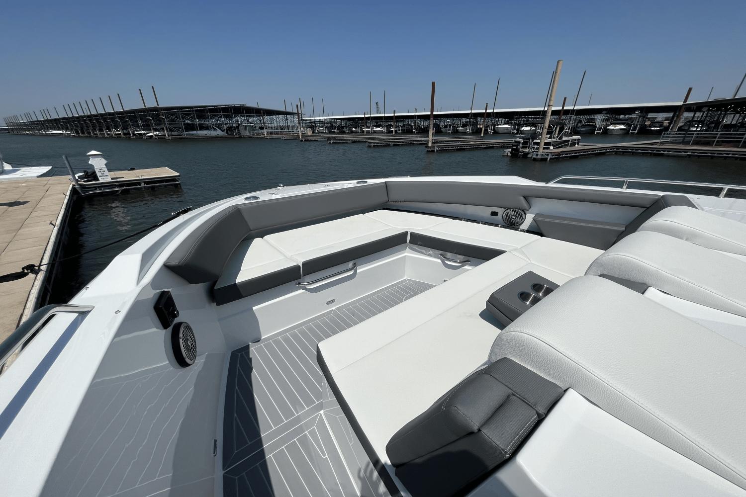 2025-cruisers-yachts-38gls--power-9309015-967424619-0-230820241140-24
