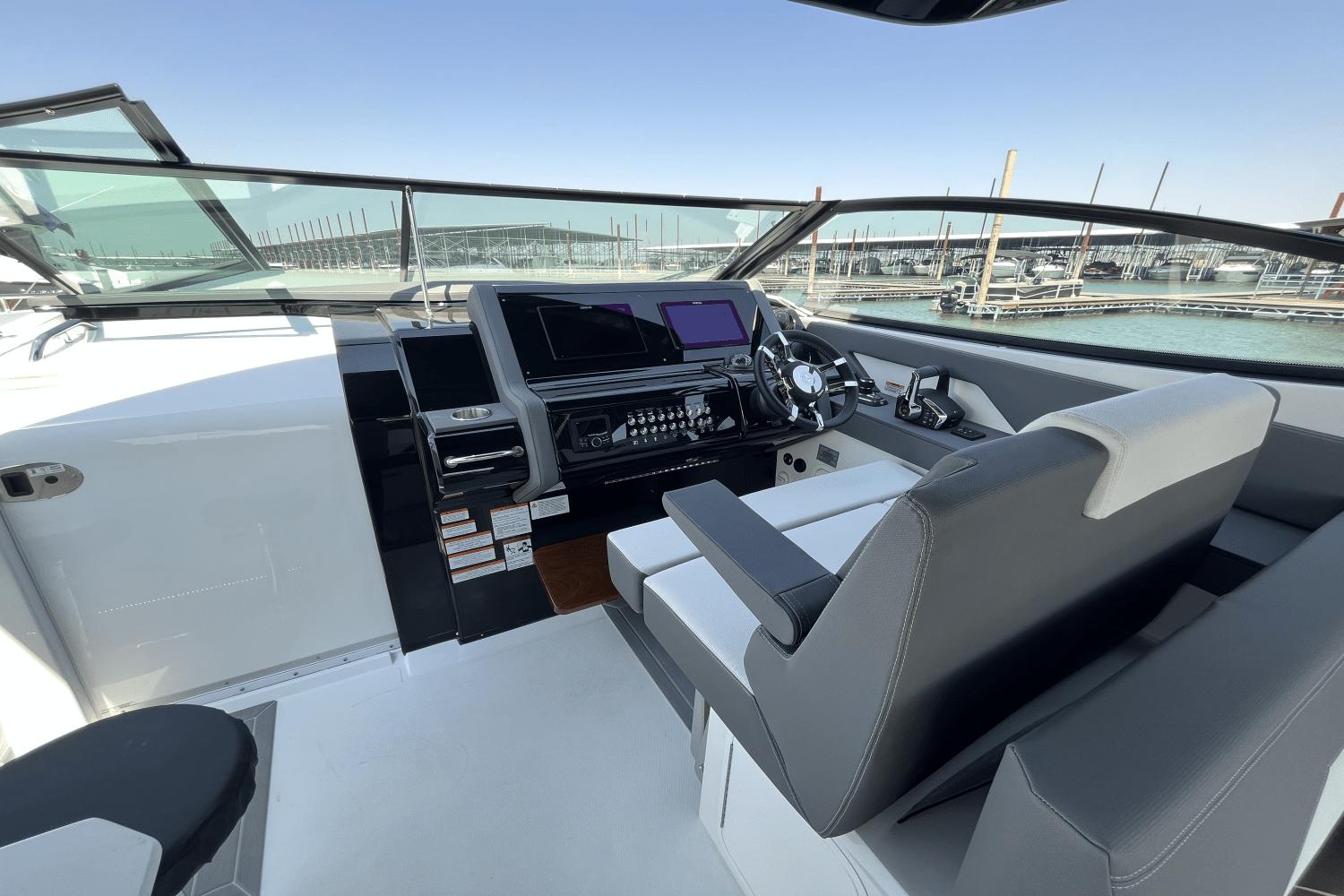 2025-cruisers-yachts-38gls--power-9309015-967424622-0-230820241140-15
