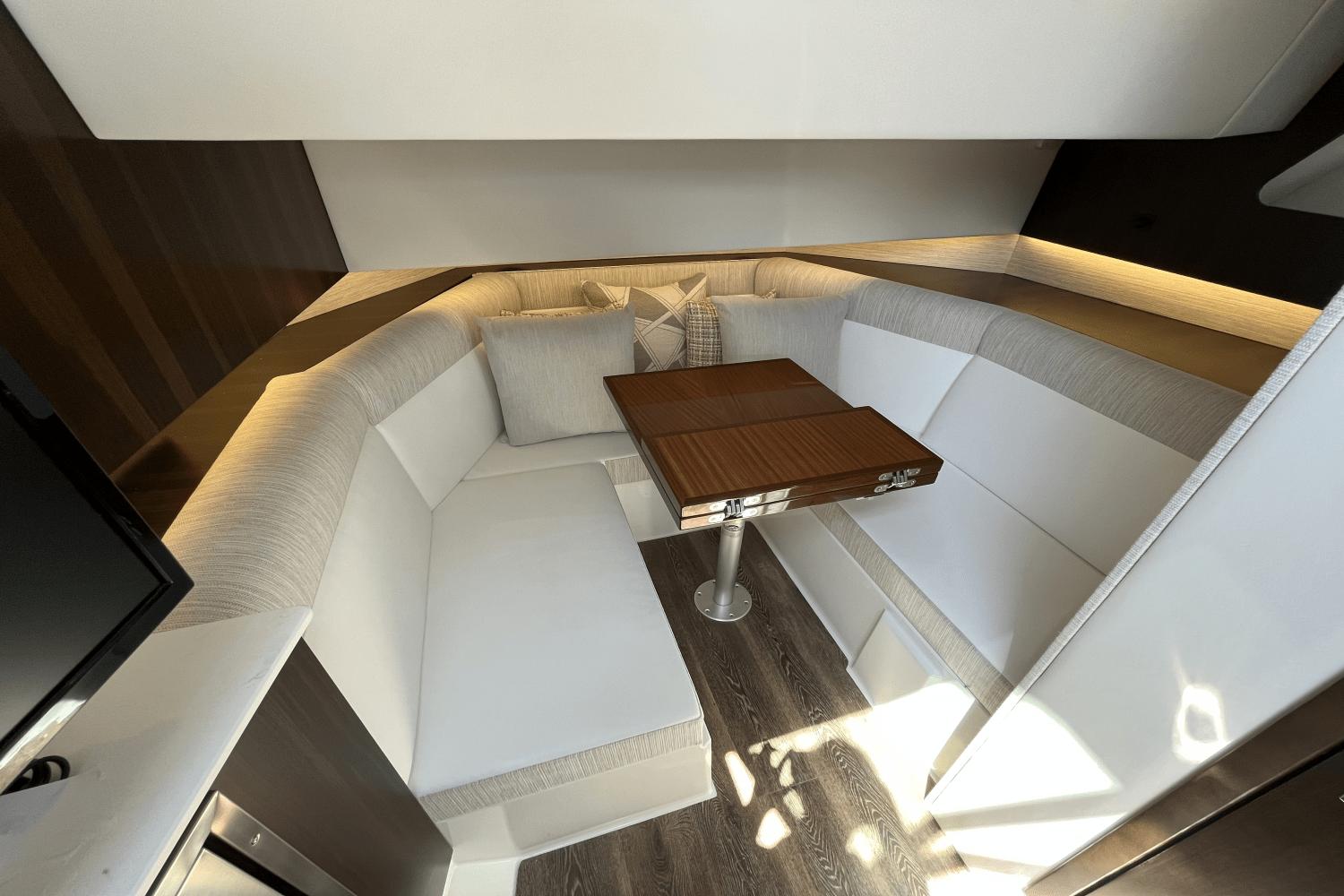 2025-cruisers-yachts-38gls--power-9309015-967424623-0-230820241140-29