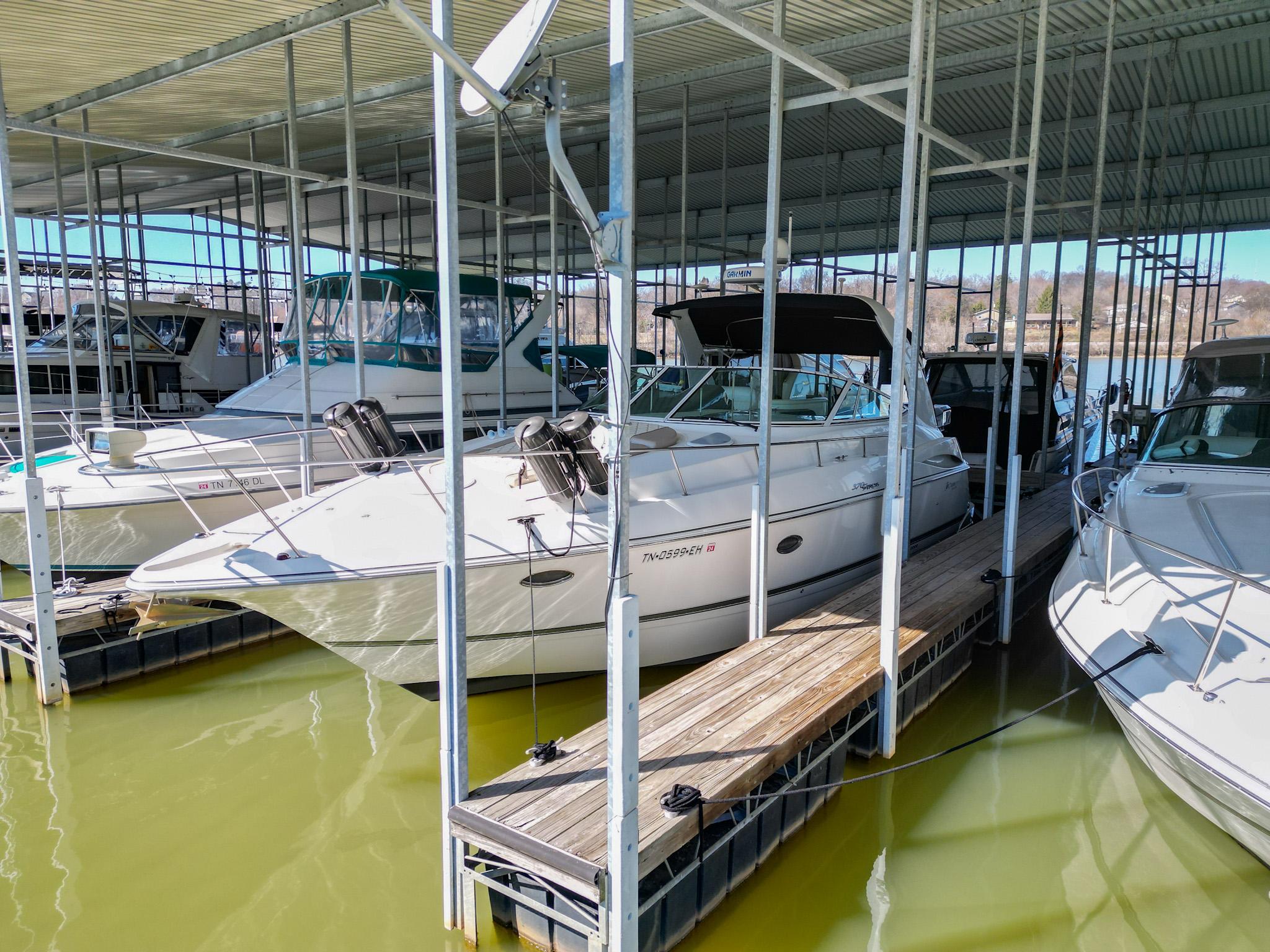 2005 Cruisers Yachts 370 Express
