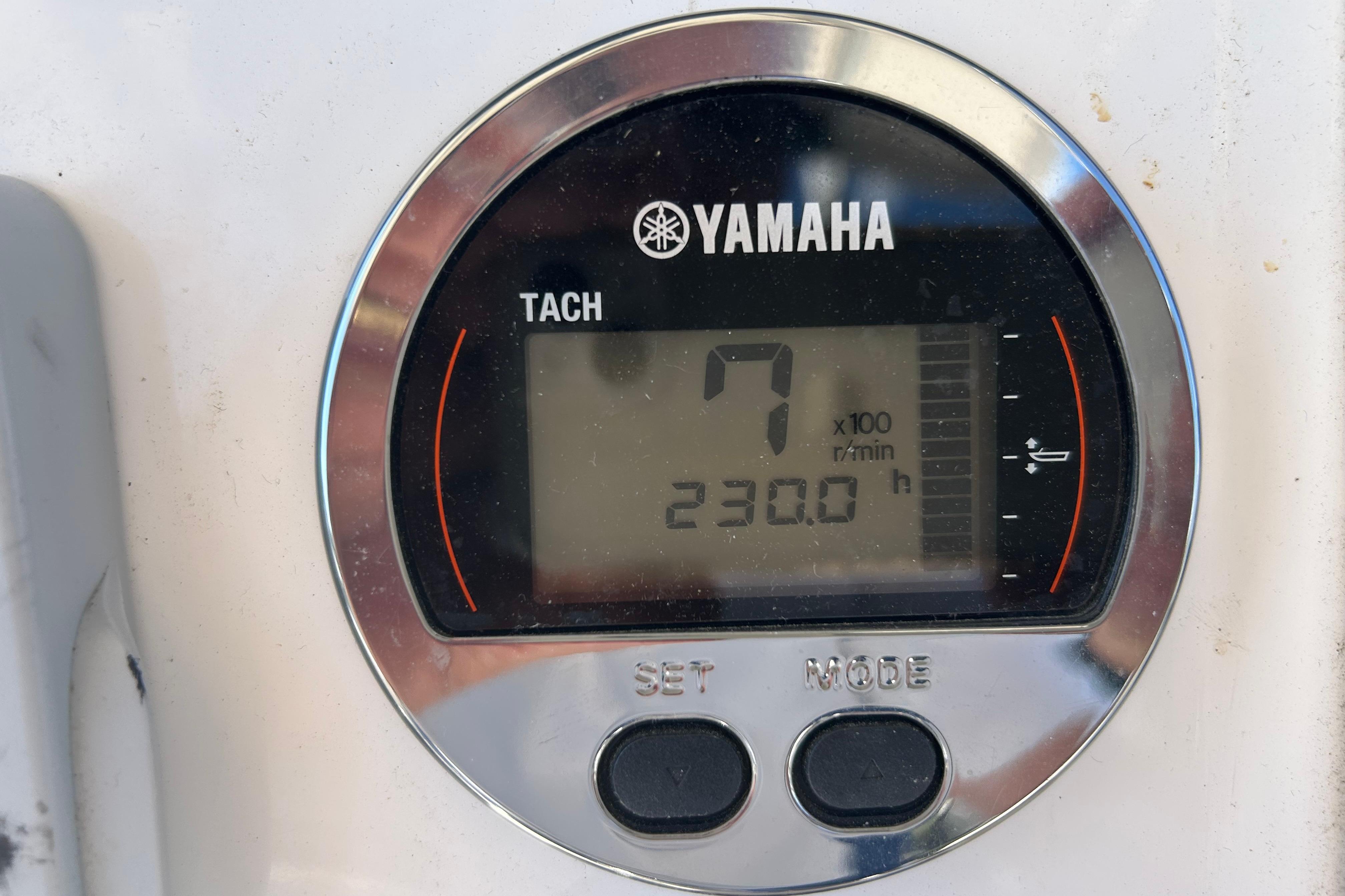 Yamaha tachometer on 2016 Robalo R200 Center Console, displaying 230 hours.