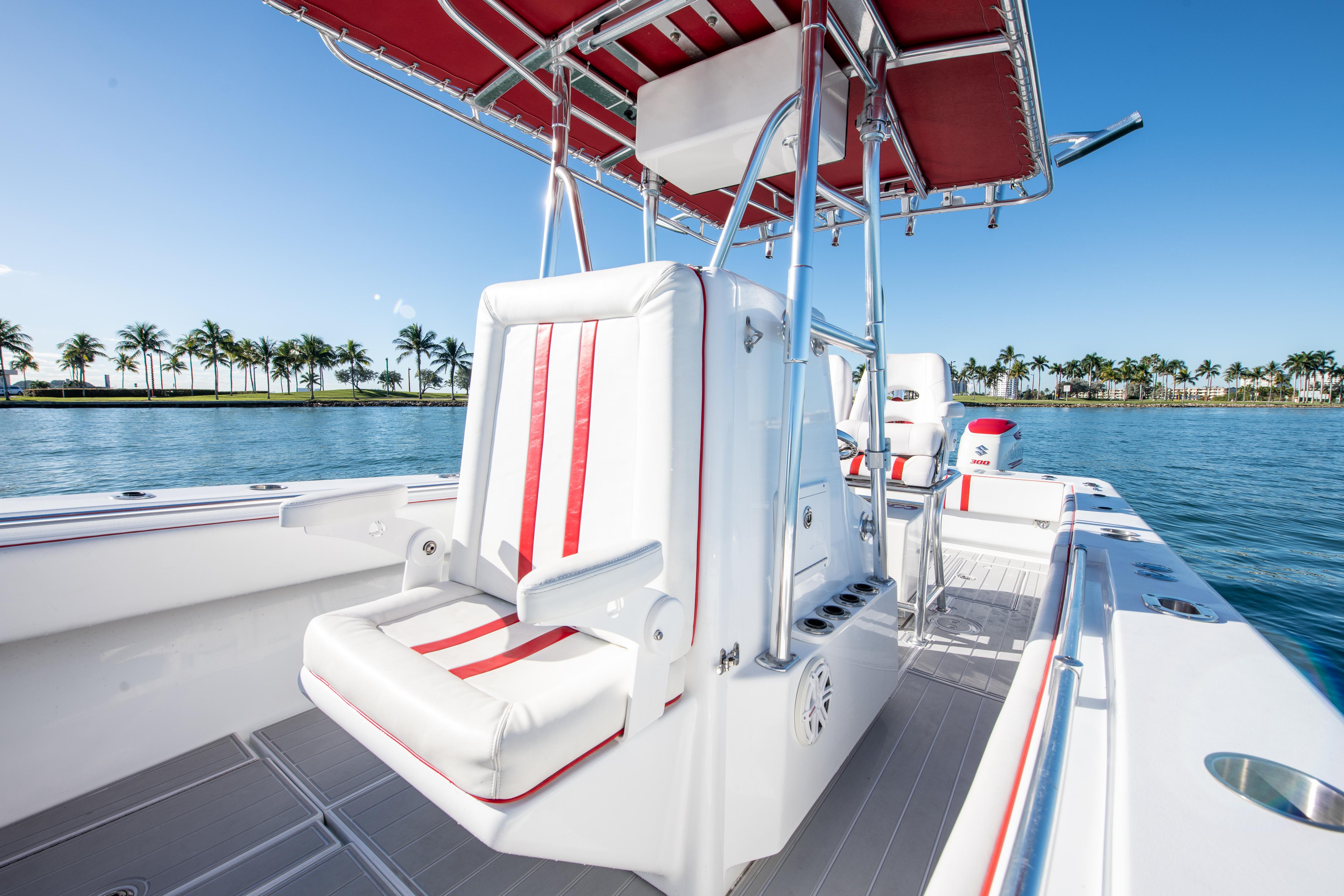 Contender 30 - Helm Front Seating