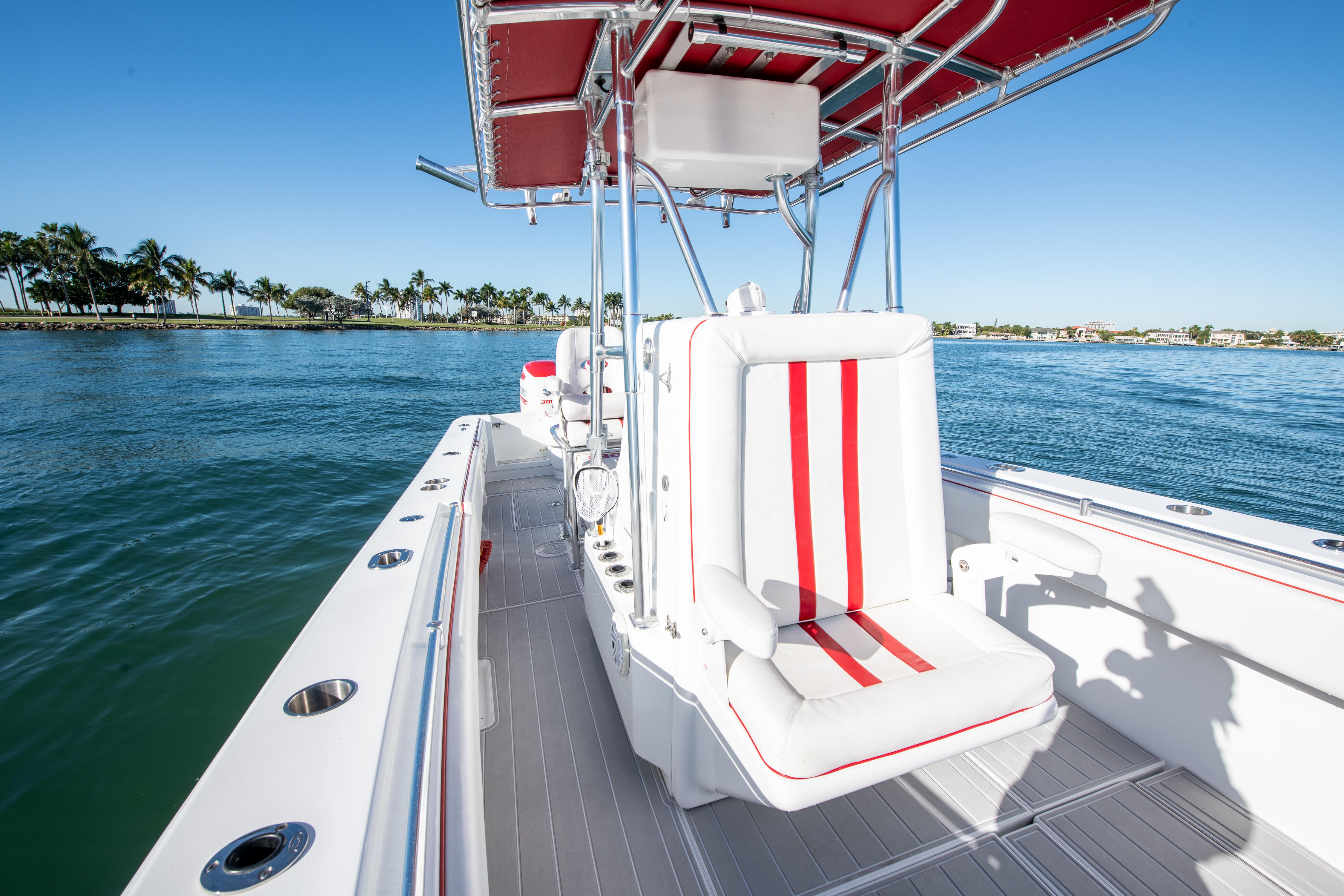 Contender 30 - Helm Front Seating
