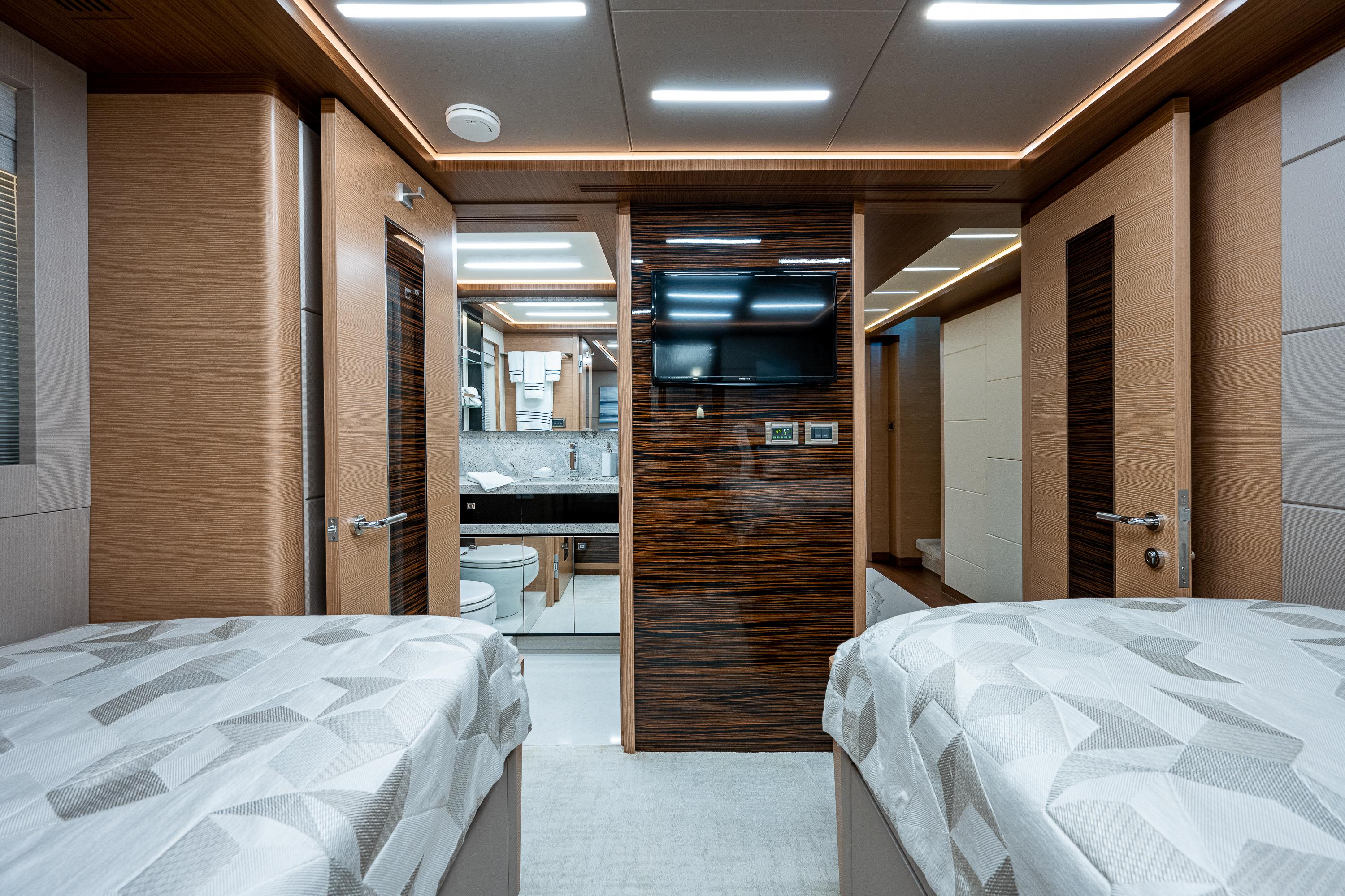 2019 Ocean Alexander 90R BEST BUDS