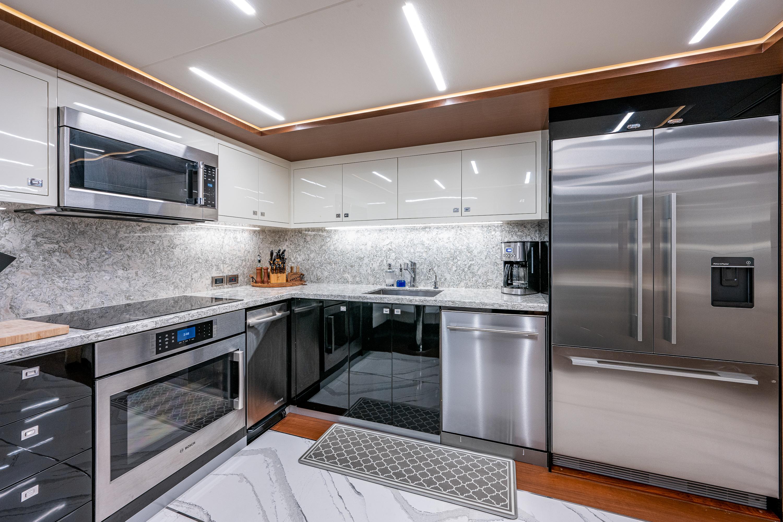 2019 Ocean Alexander 90R BEST BUDS