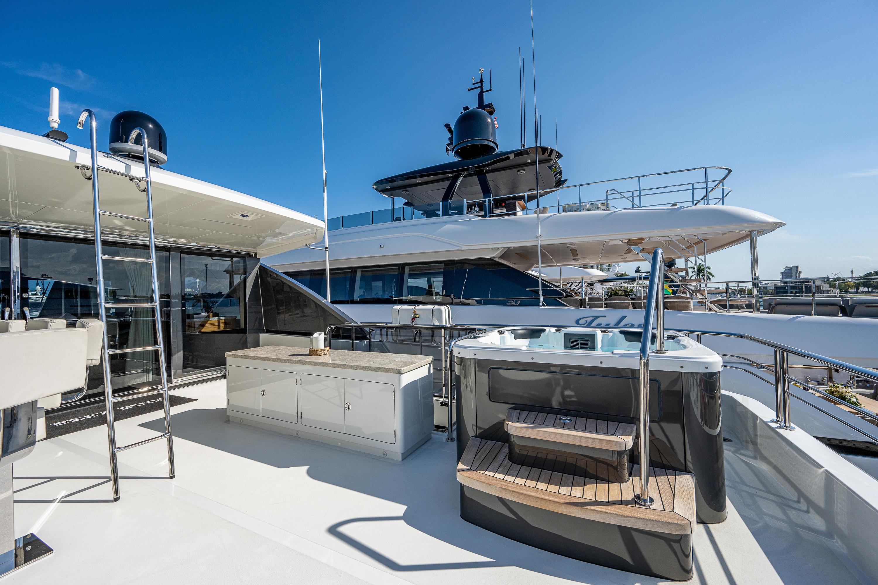 2019 Ocean Alexander 90R BEST BUDS