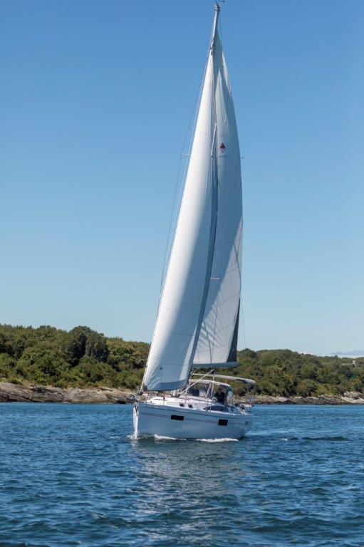 Catalina-426 2026 -CA-US-Sailing yacht Catalina 426, 2026 model, gliding on blue water under clear sky.-9740304 | Thumbnail