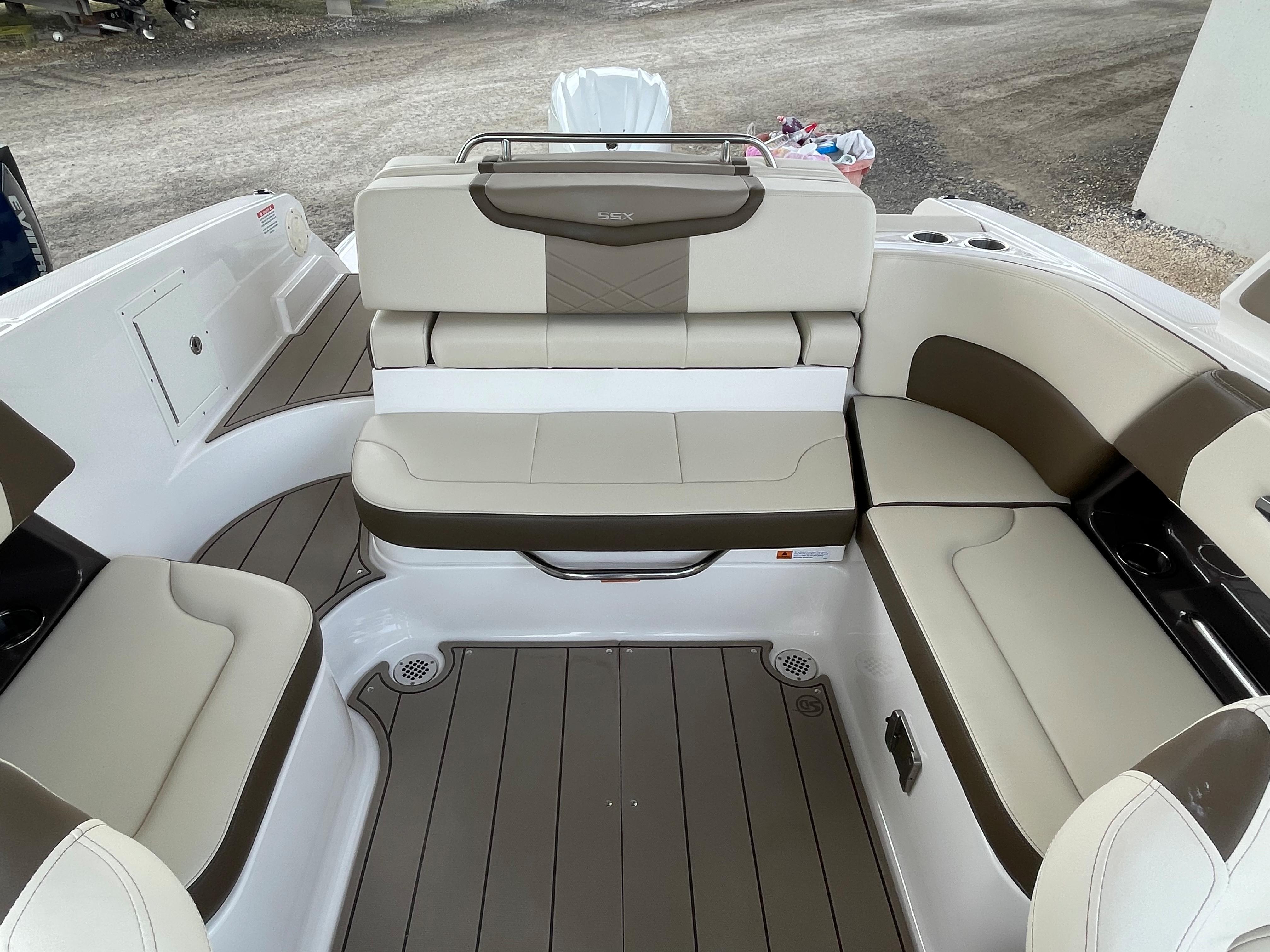2022 26' Chaparral 267 SSX OB - Seating