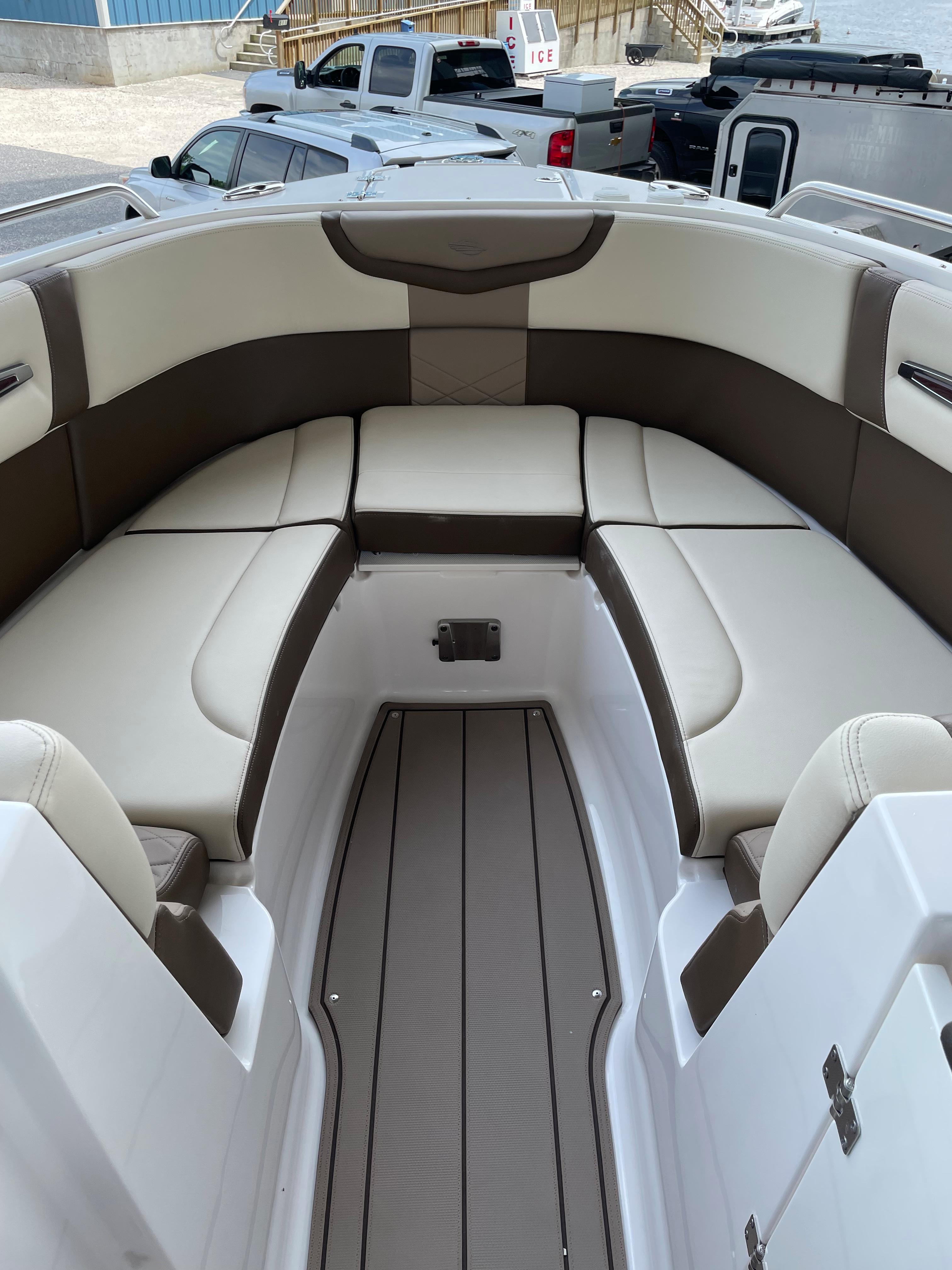 2022 Chaparral 267 SSX OB - Seating