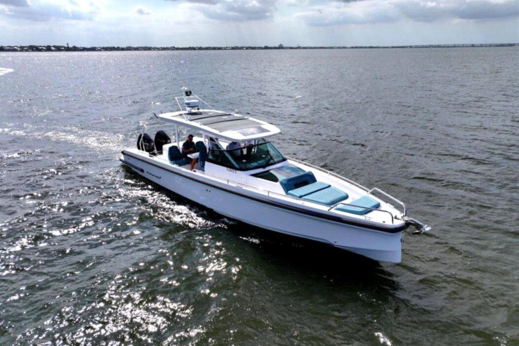 2021 Axopar 37 Sun-Top