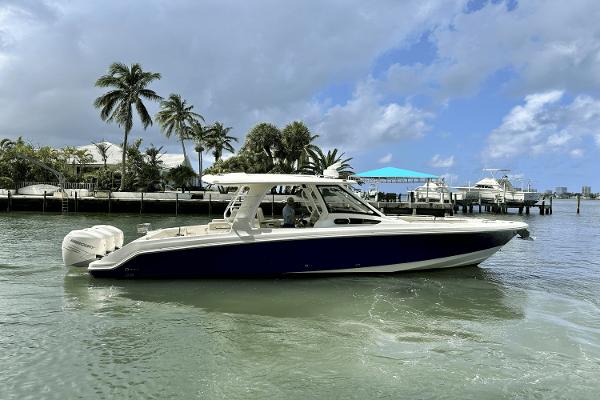 2019 Boston Whaler 350 Realm
