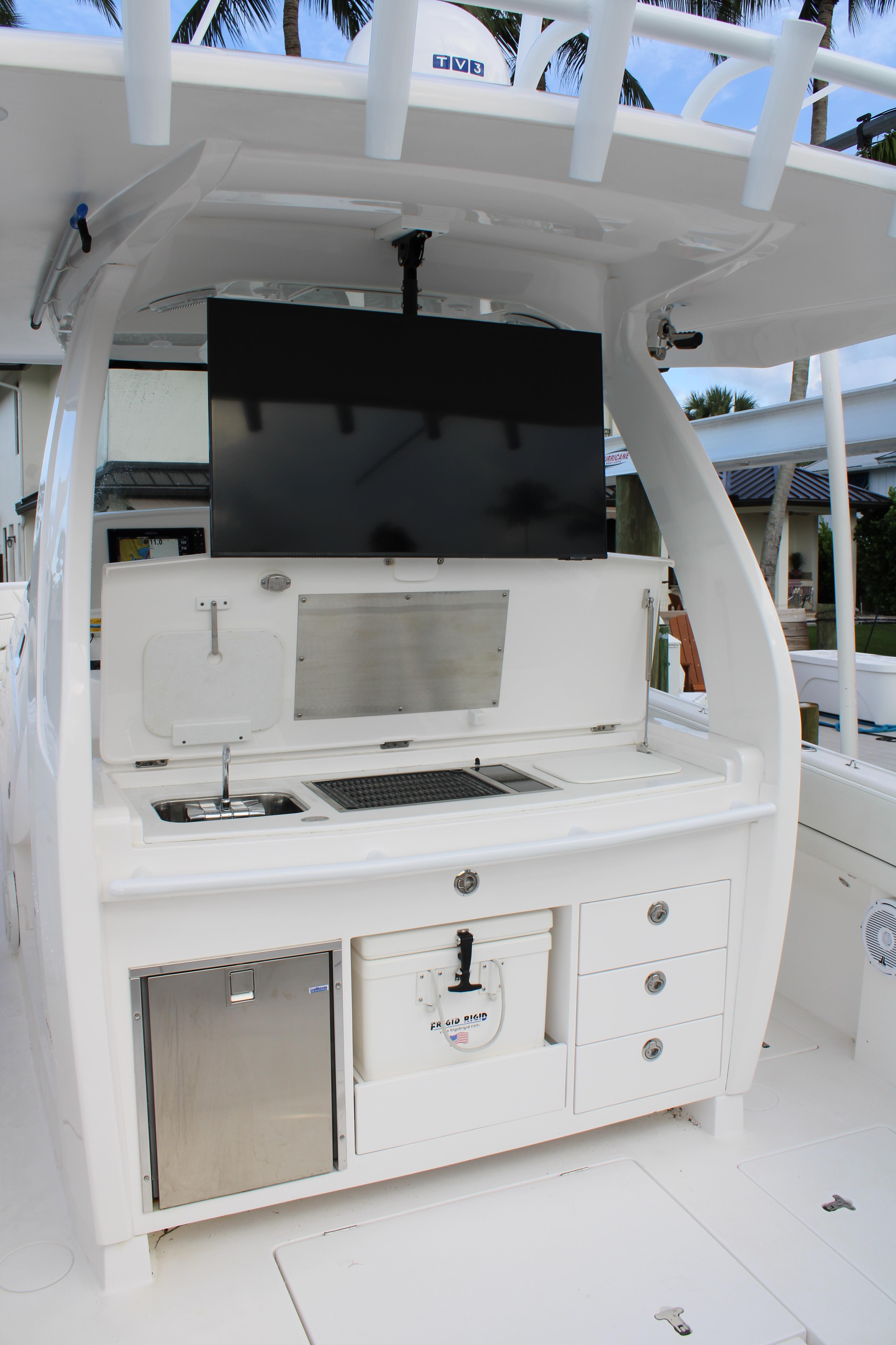 Intrepid 40 Daybreak - Exterior Cockpit