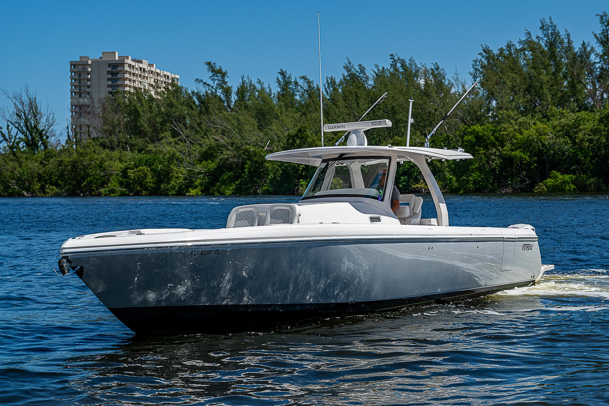 2019 Intrepid 400 center console