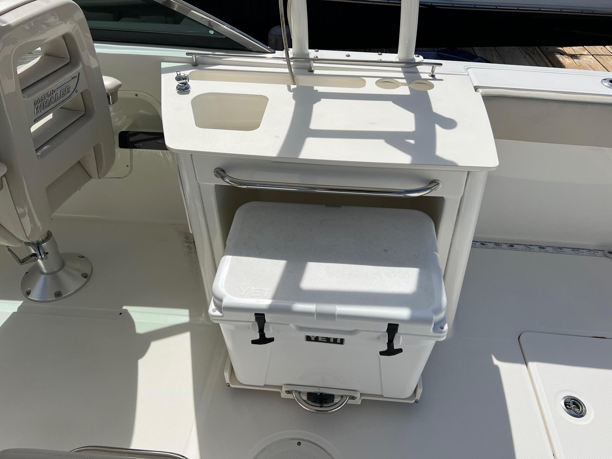 2016-boston-whaler-270-vantage-power-9819173-20250529104349891-1_XLARGE