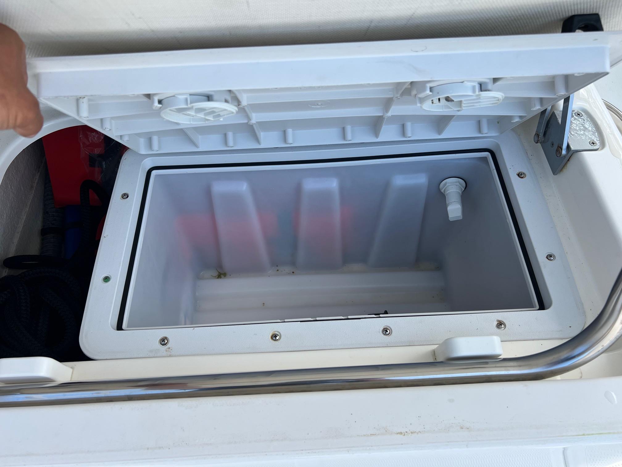 2016-boston-whaler-270-vantage-power-9819173-20250529104351811-1_XLARGE