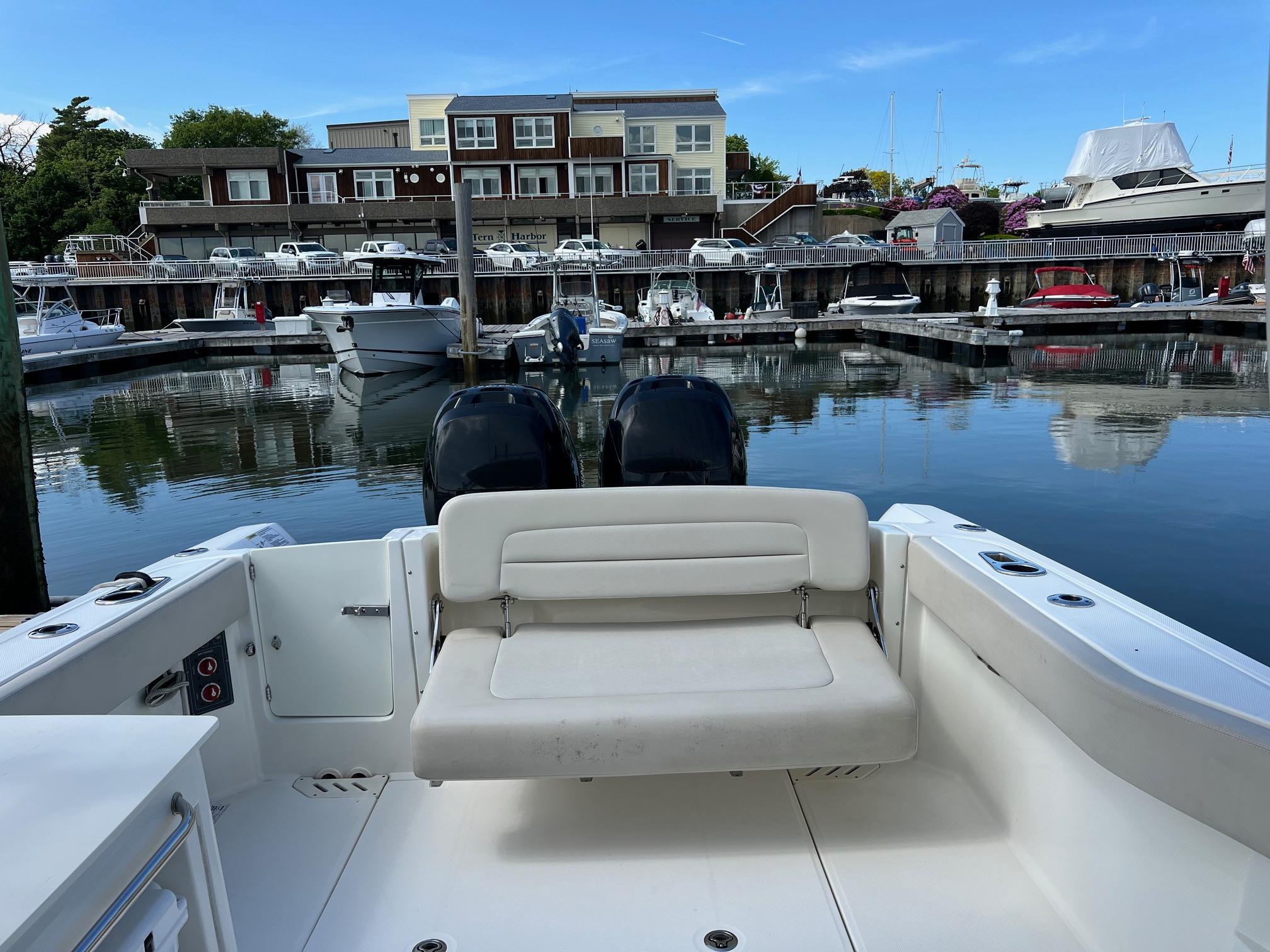 2016-boston-whaler-270-vantage-power-9819173-20250529104359585-1_XLARGE