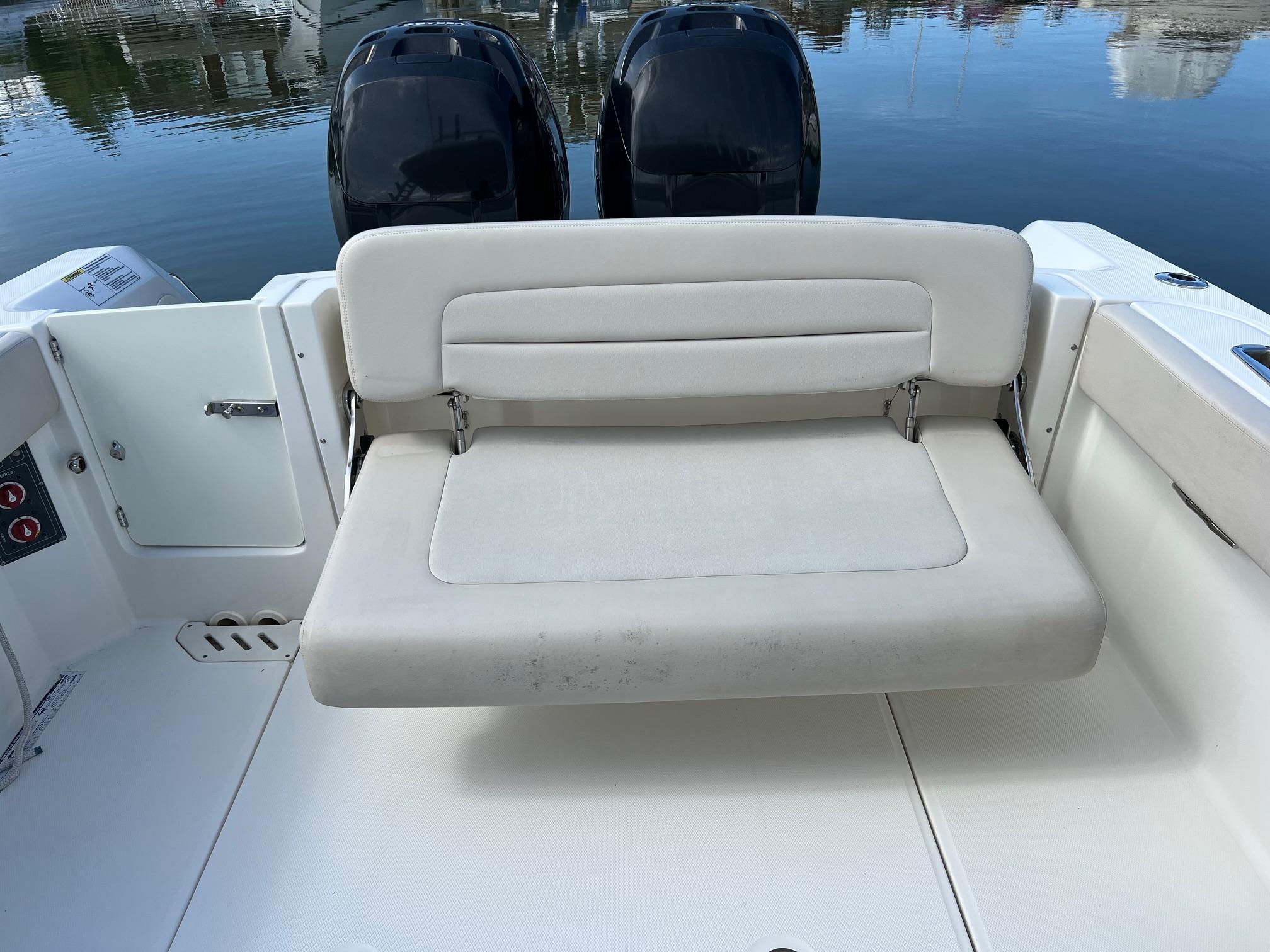 2016-boston-whaler-270-vantage-power-9819173-20250529104400898-1_XLARGE