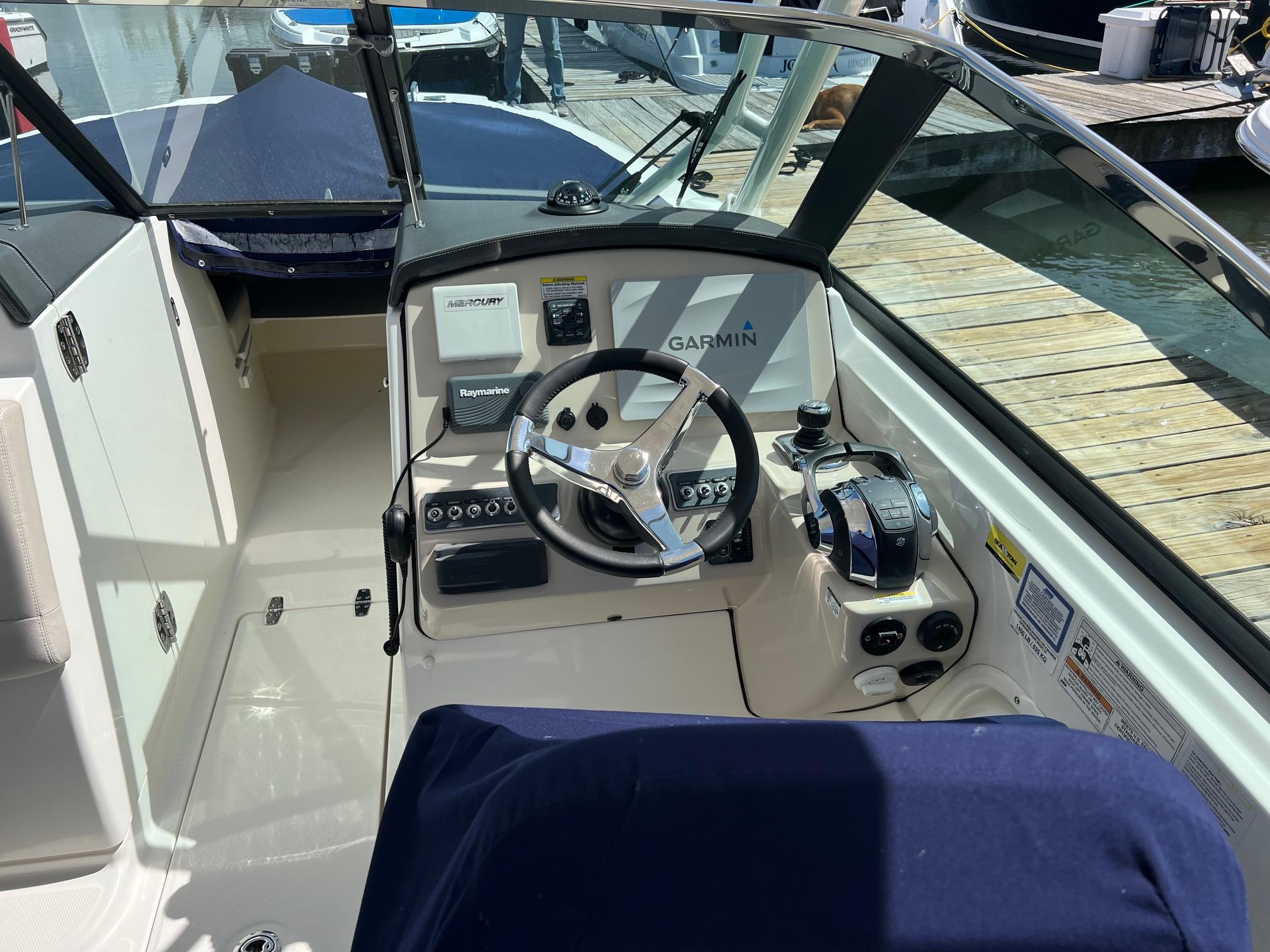 2016-boston-whaler-270-vantage-power-9819173-20250529104413319-1_XLARGE